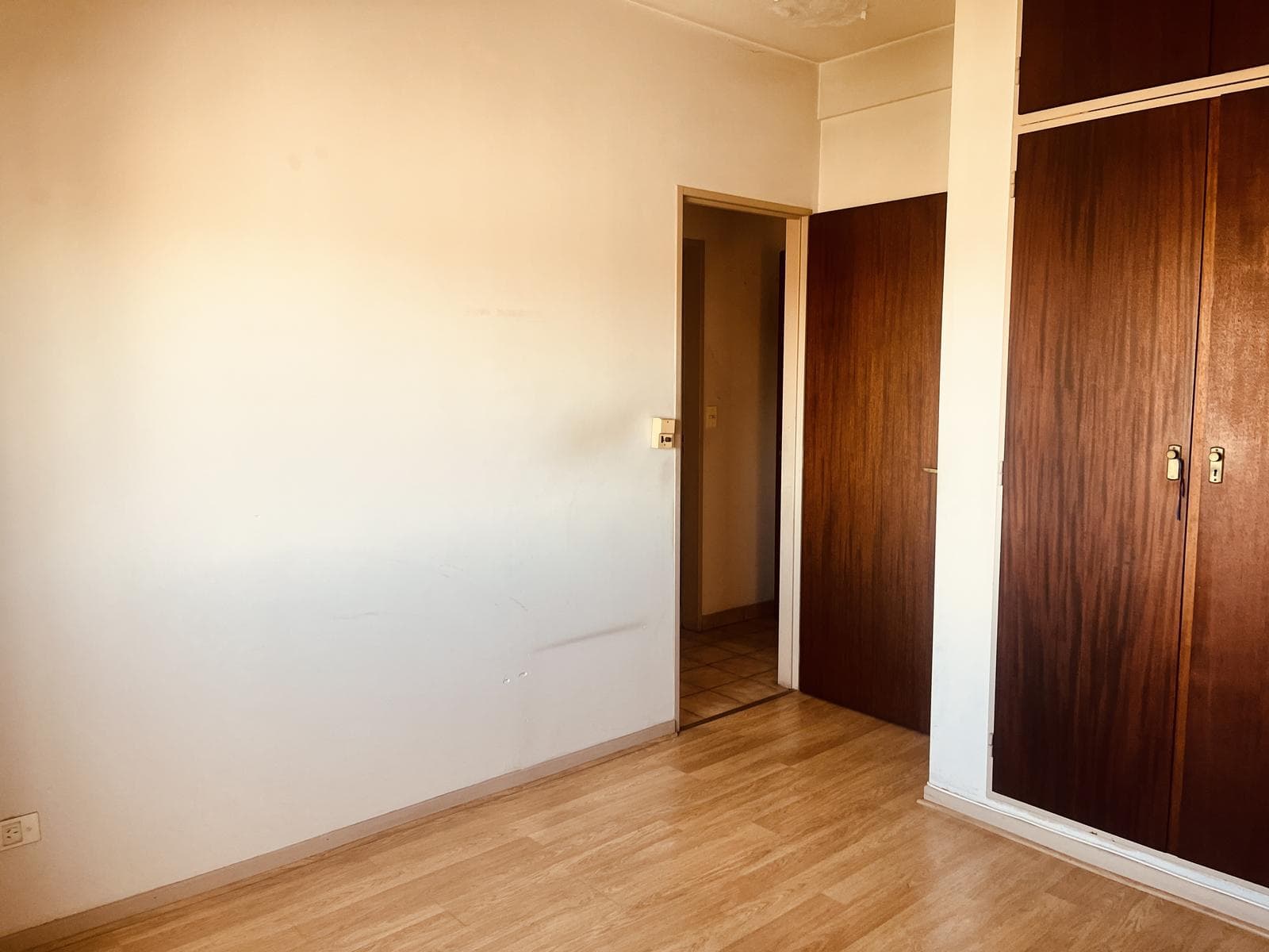 Three-room apartment for sale with a garage in downtown San Fernando.