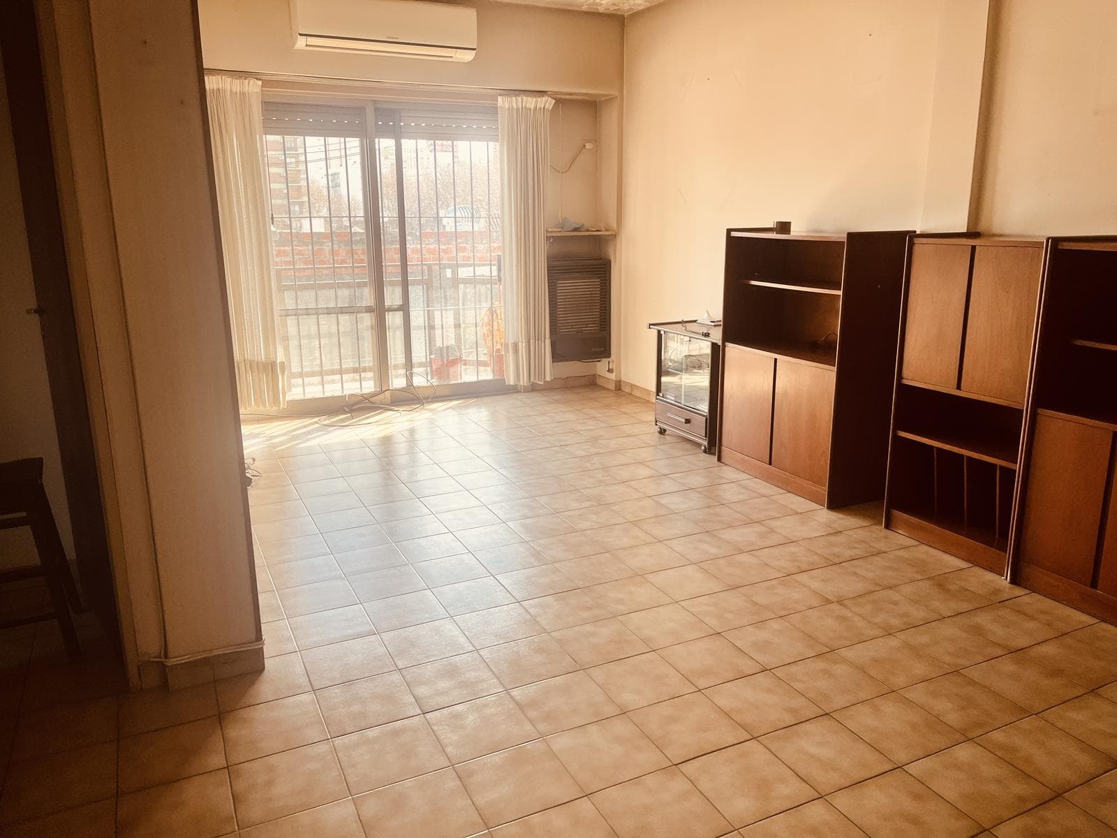 Three-room apartment for sale with a garage in downtown San Fernando.