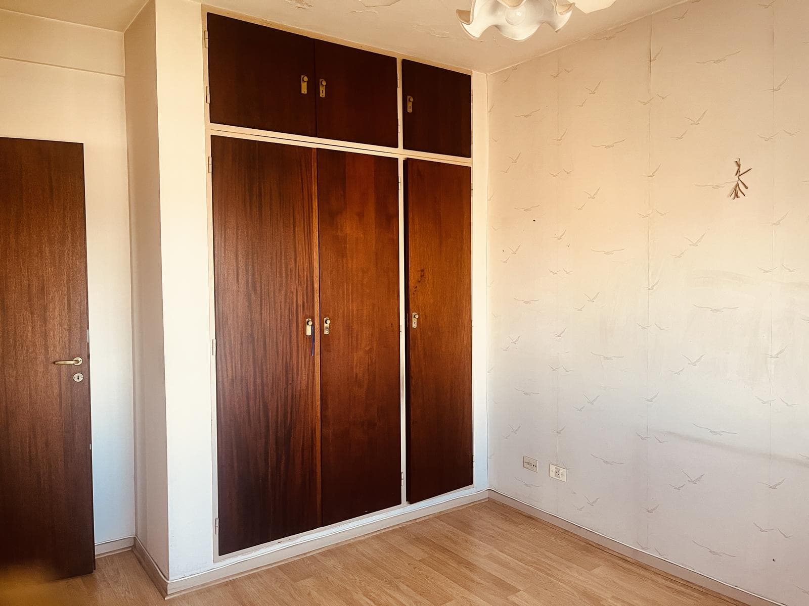 Three-room apartment for sale with a garage in downtown San Fernando.
