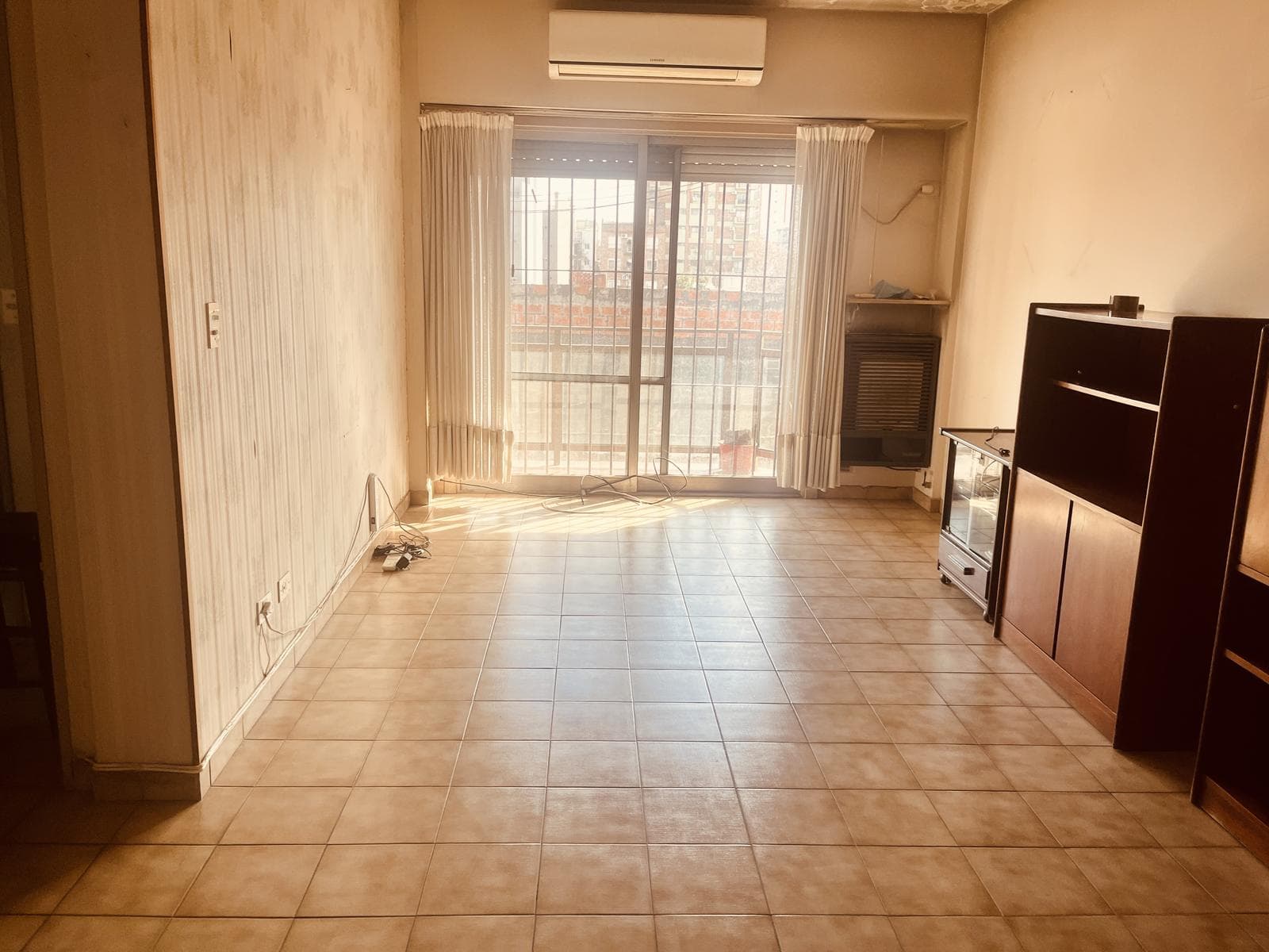 Three-room apartment for sale with a garage in downtown San Fernando.