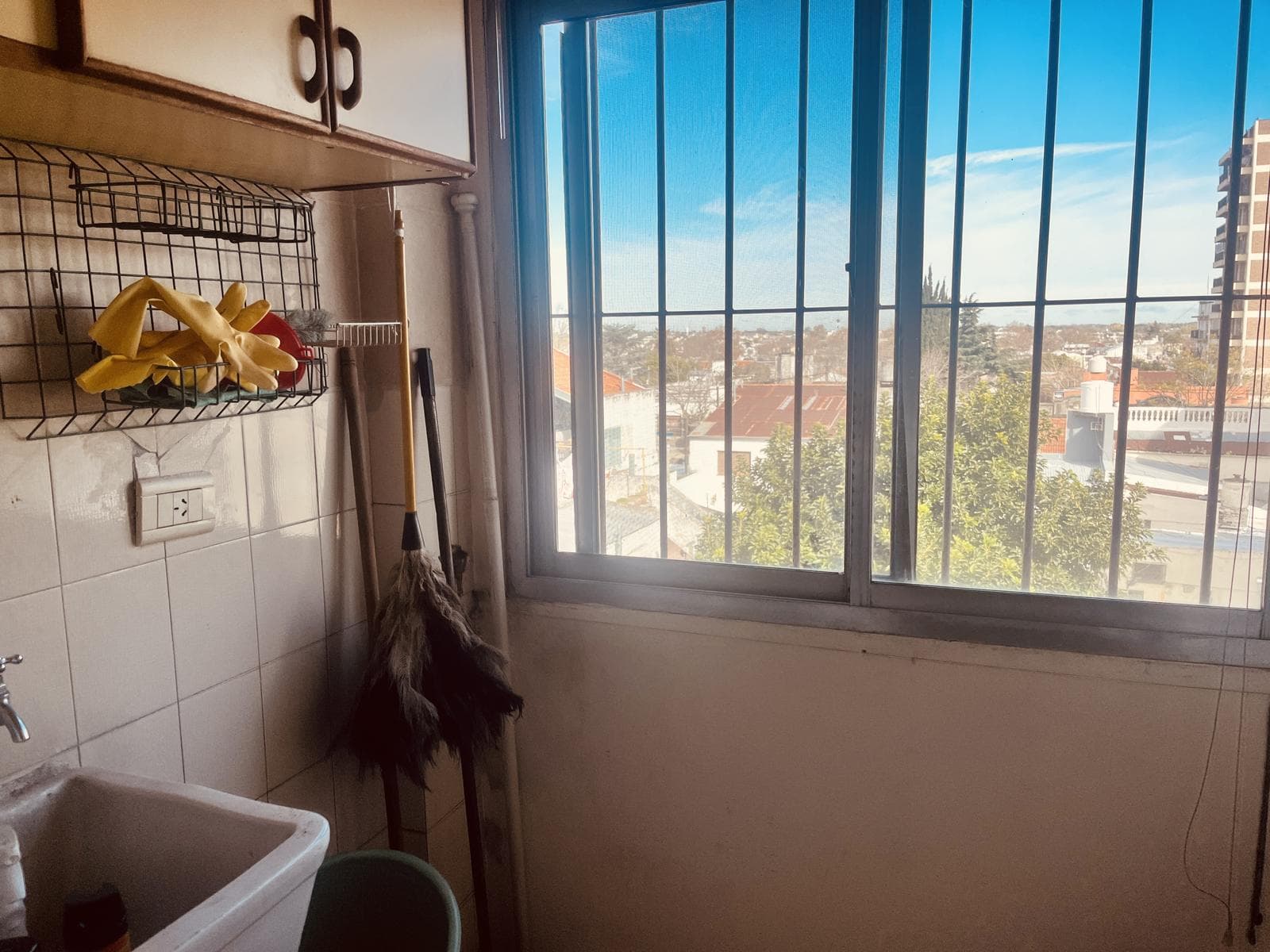 Three-room apartment for sale with a garage in downtown San Fernando.