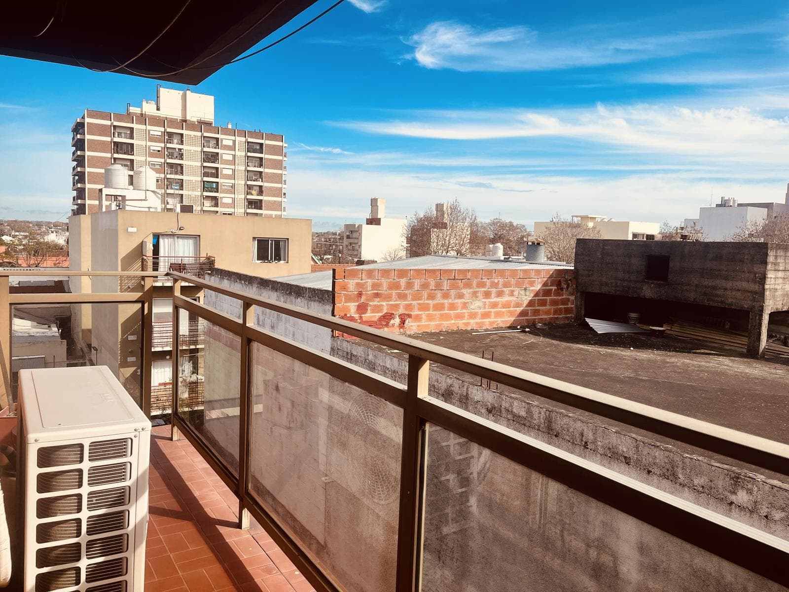 Three-room apartment for sale with a garage in downtown San Fernando.