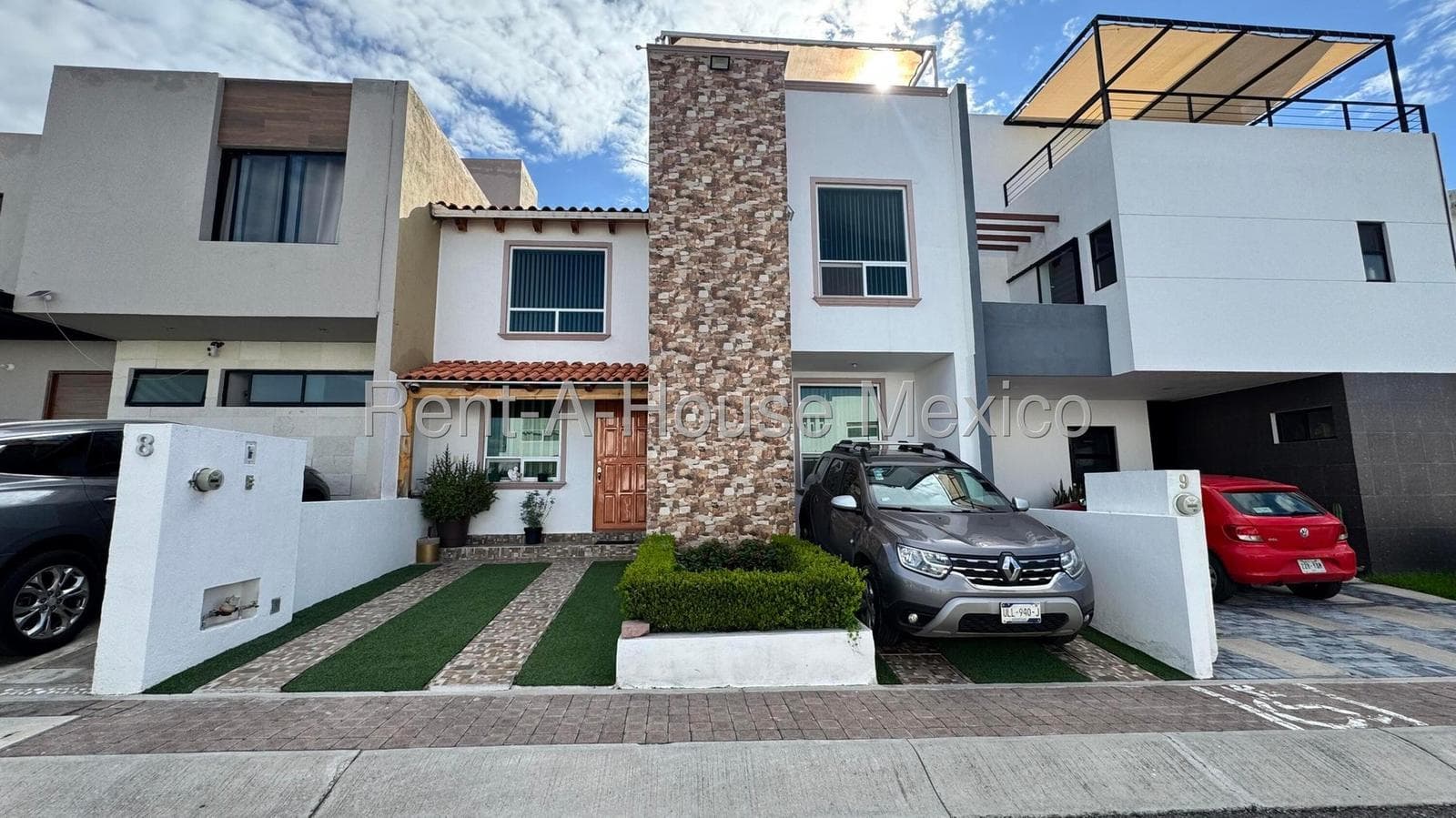 House for Sale · San Isidro Juriquilla, Querétaro · 3 bedrooms, roof garden, and solar panels