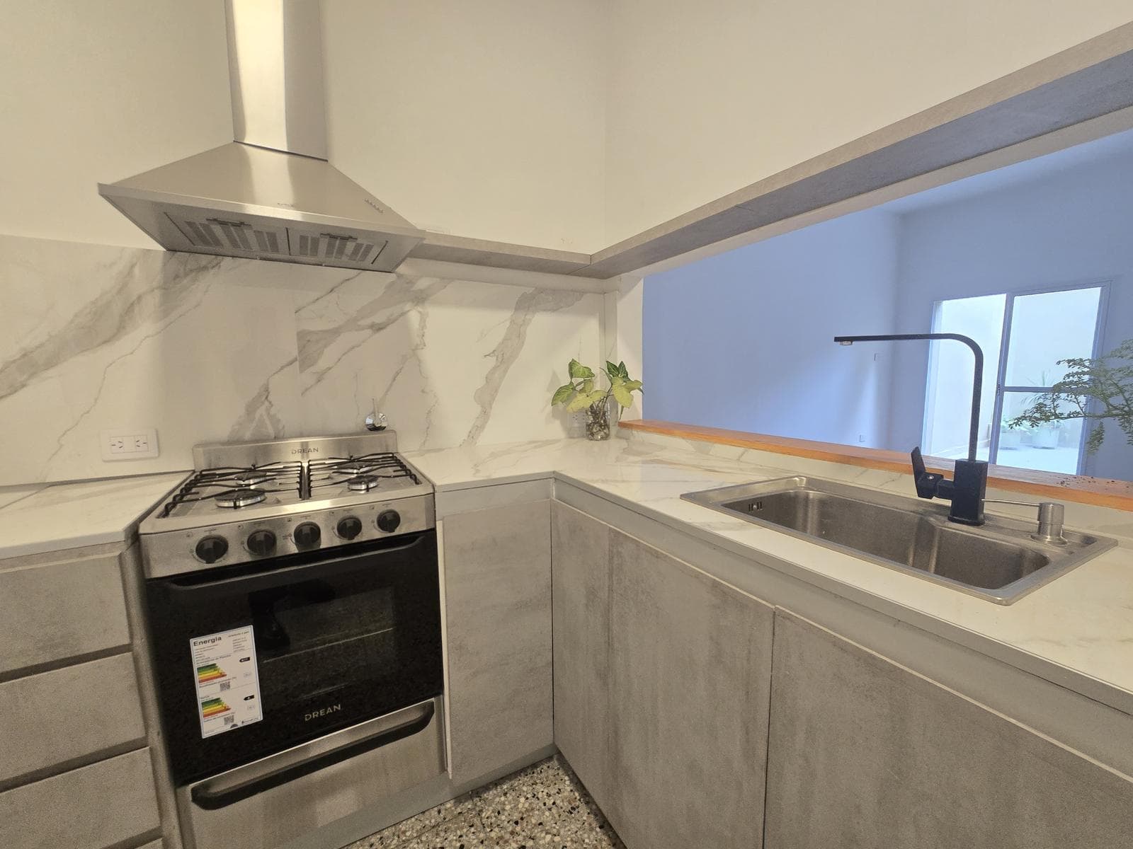 4-bedroom house with patios and 2 bathrooms