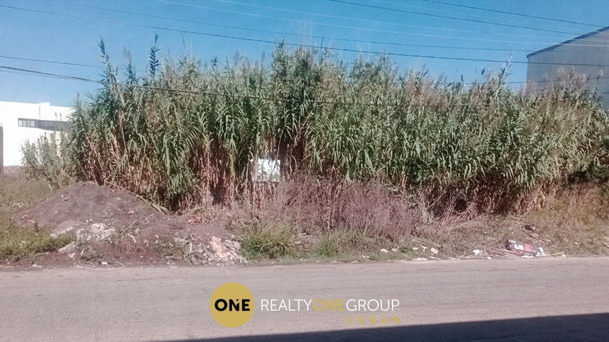 900 m² lot for sale in Los Hornos