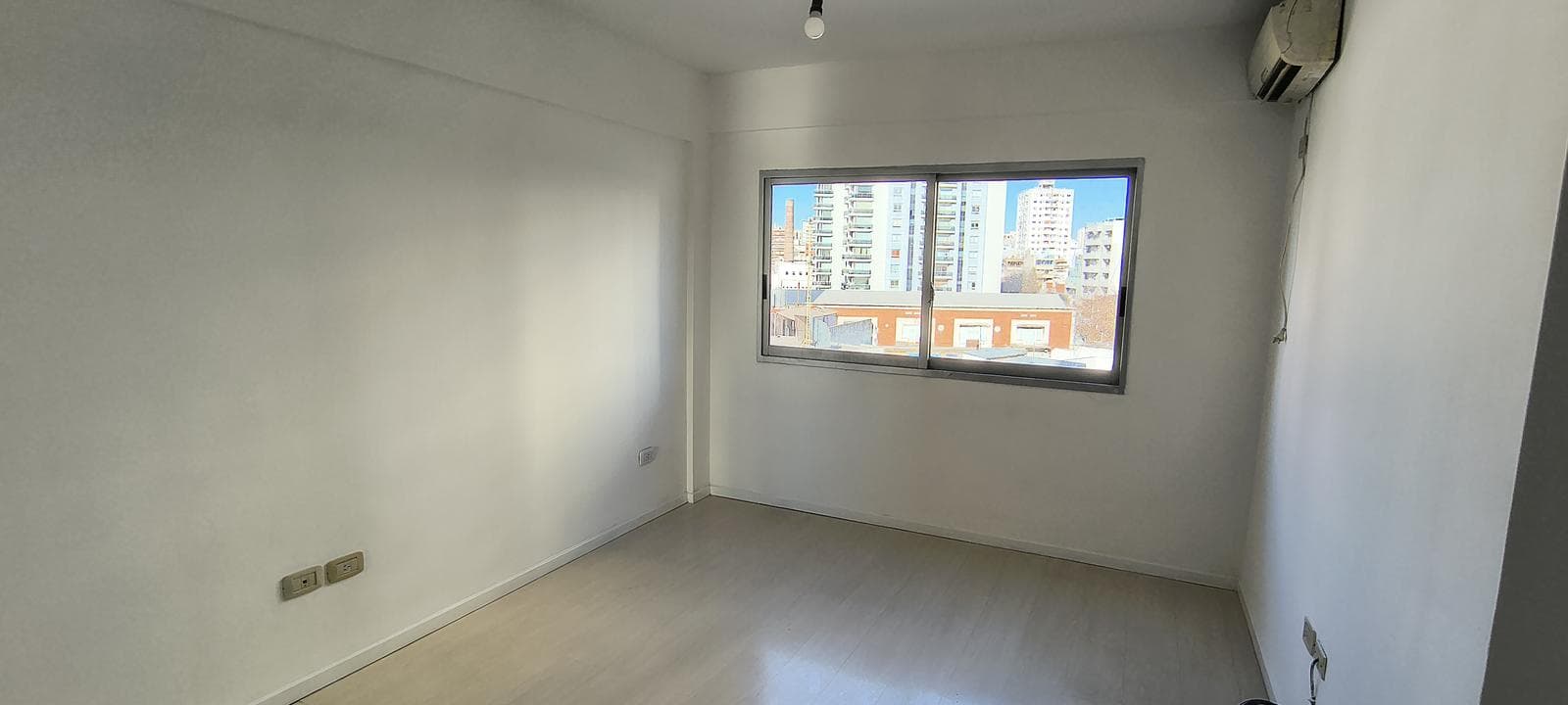 Modular and bright! A high-rise building with all the amenities and 24-hour security.