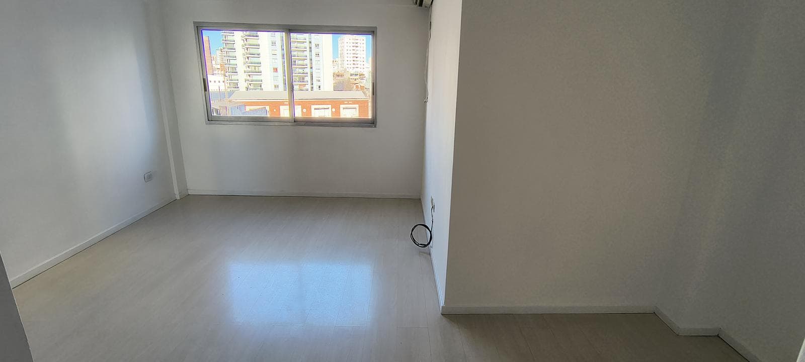 Modular and bright! A high-rise building with all the amenities and 24-hour security.