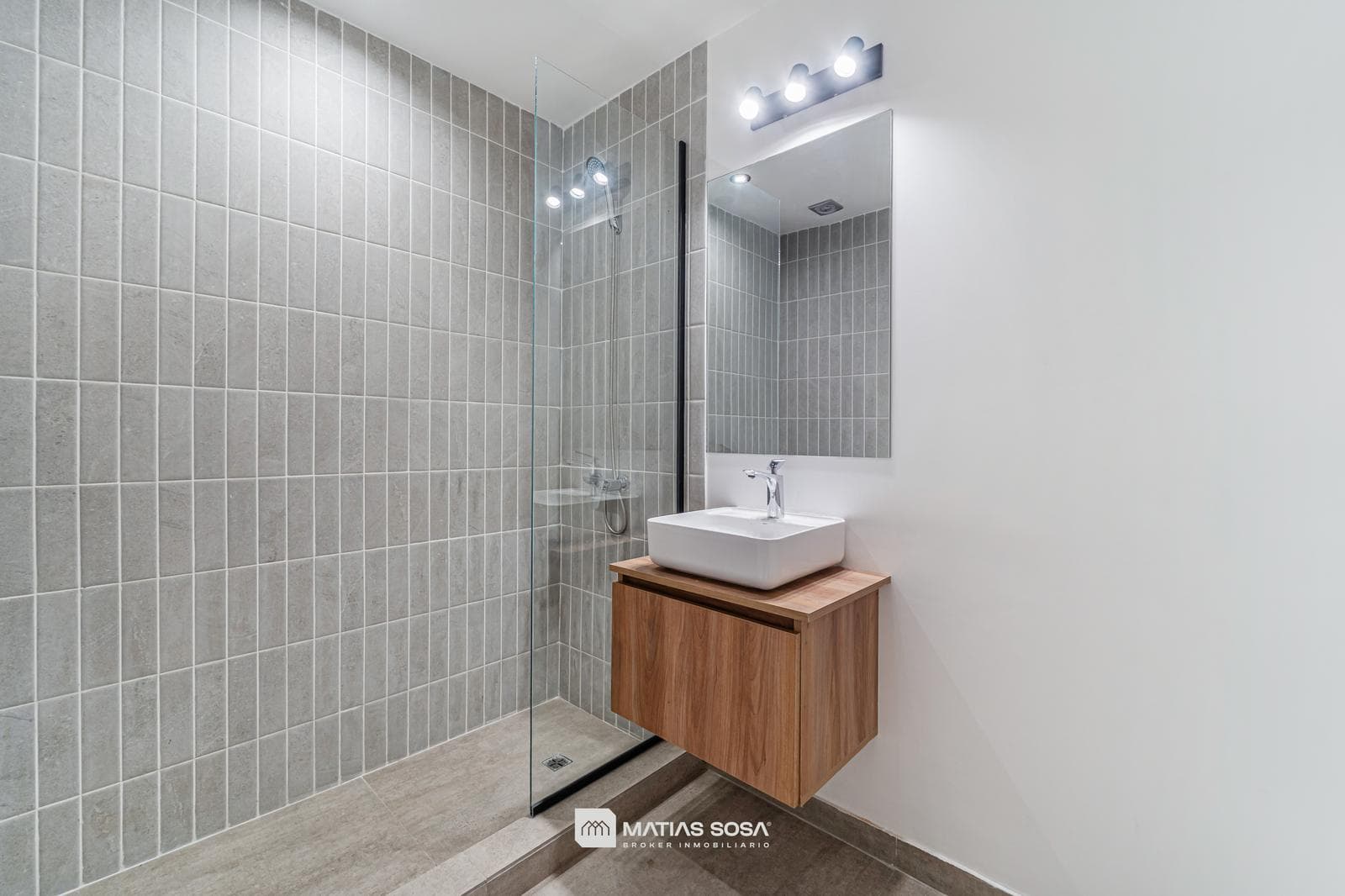 PH - For Sale - Brand New - 2 Rooms - On the Street - Patio - San José