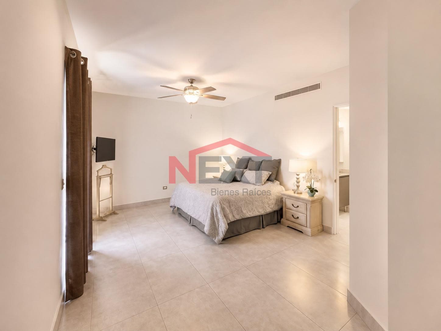 HOUSE FOR SALE IN THE PUERTA GRANDE NEIGHBORHOOD