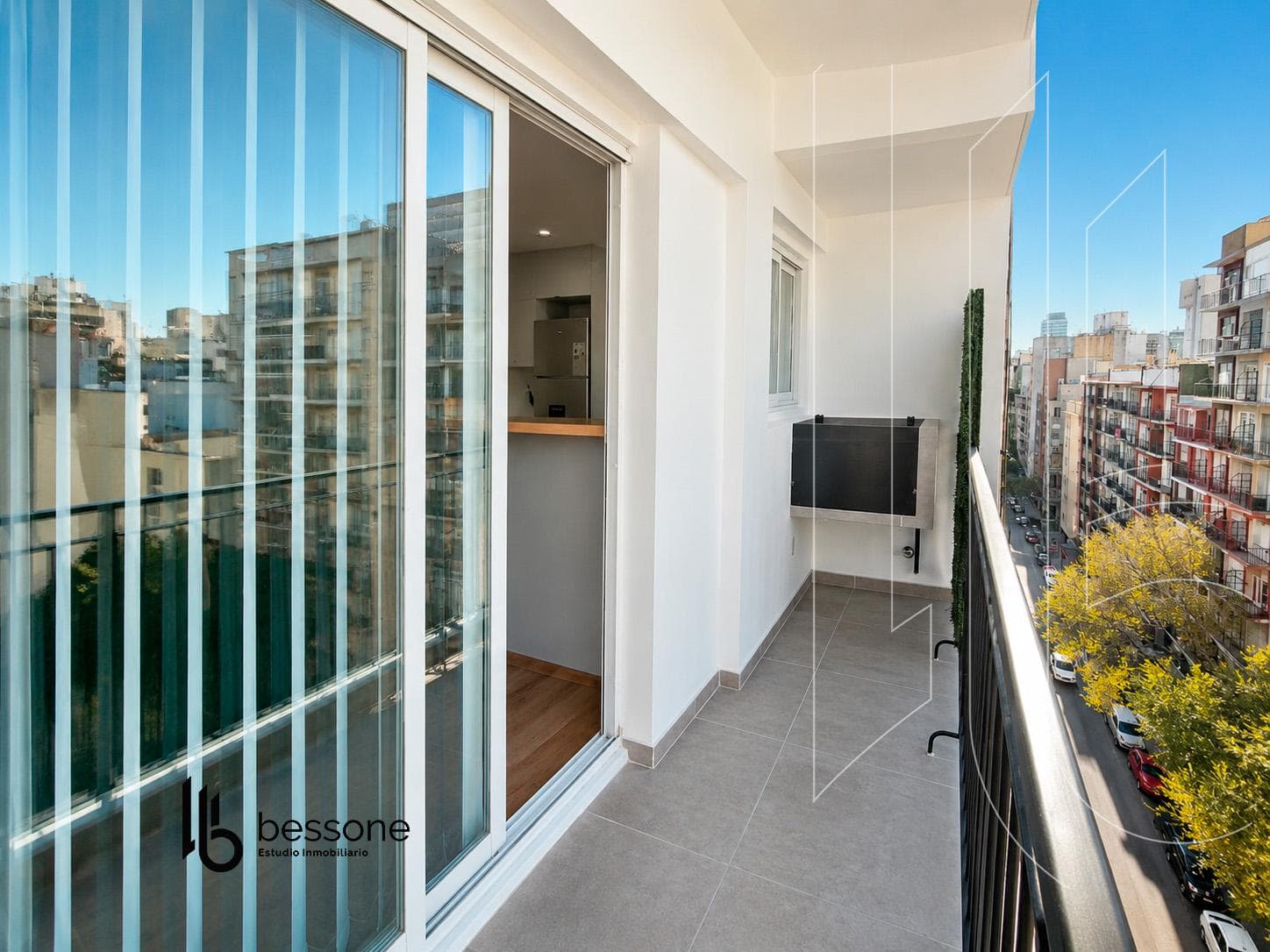 Apartment with a Balcony and Grill in Plaza Colón