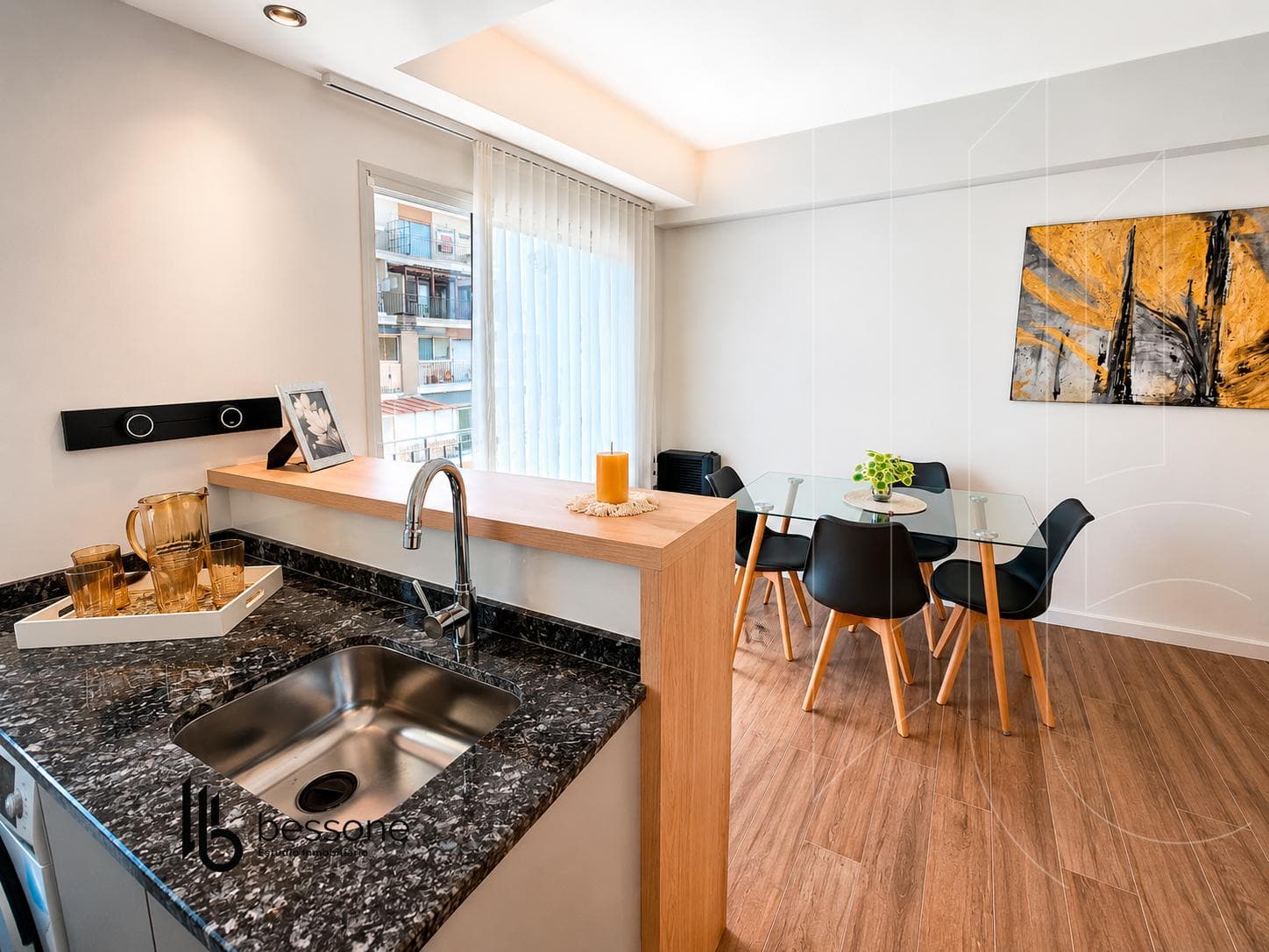 Apartment with a Balcony and Grill in Plaza Colón