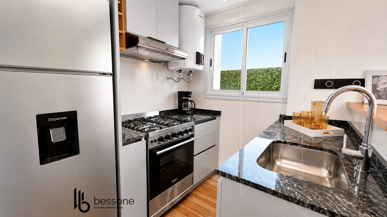 Apartment with a Balcony and Grill in Plaza Colón