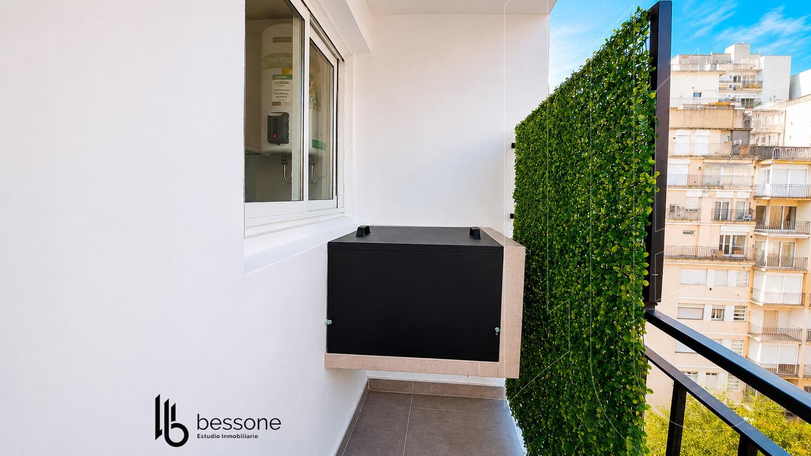 Apartment with a Balcony and Grill in Plaza Colón