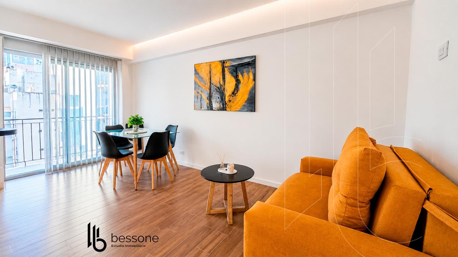 Apartment with a Balcony and Grill in Plaza Colón