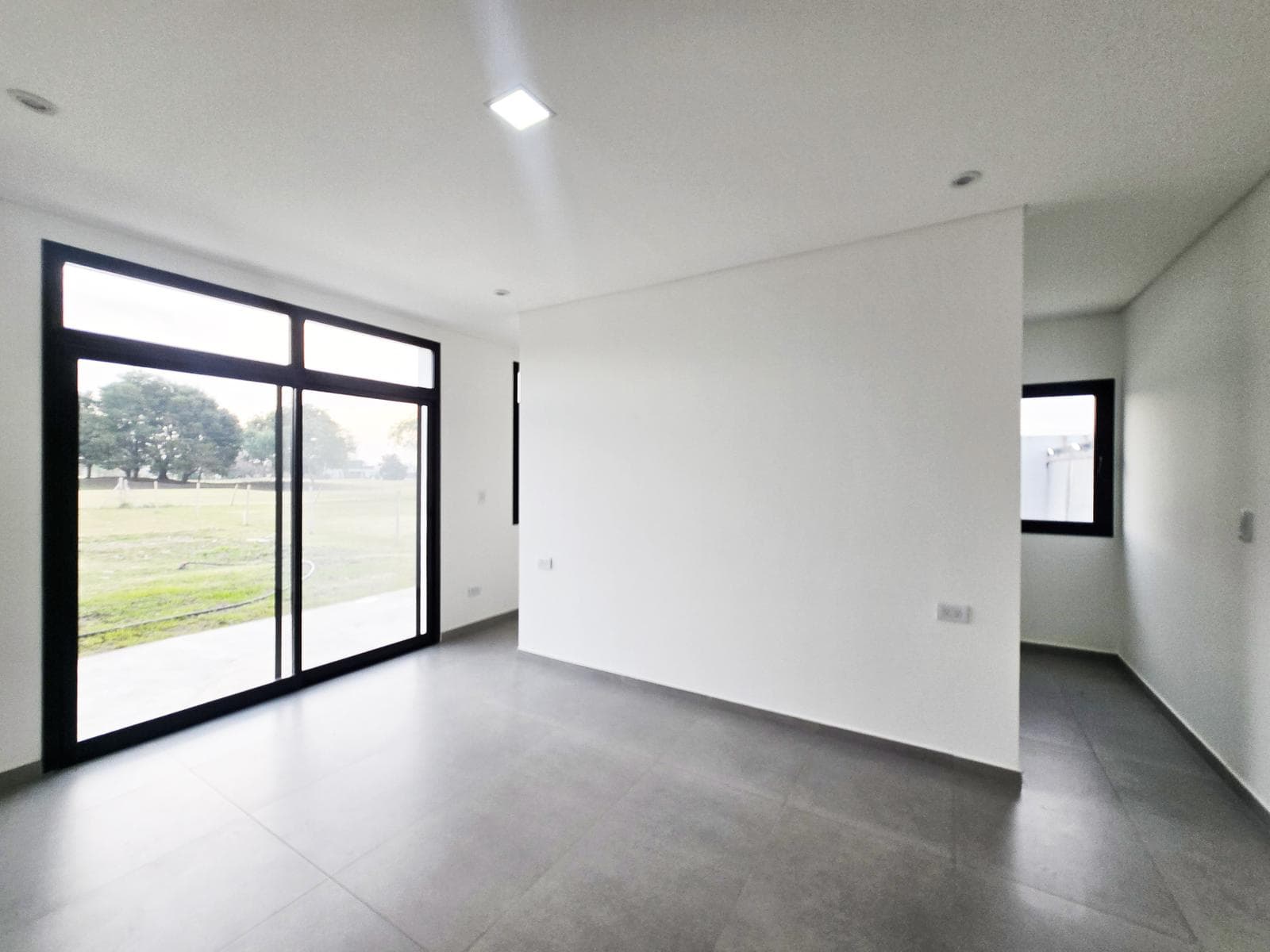5-Room House at Medal Country Club, Pilar