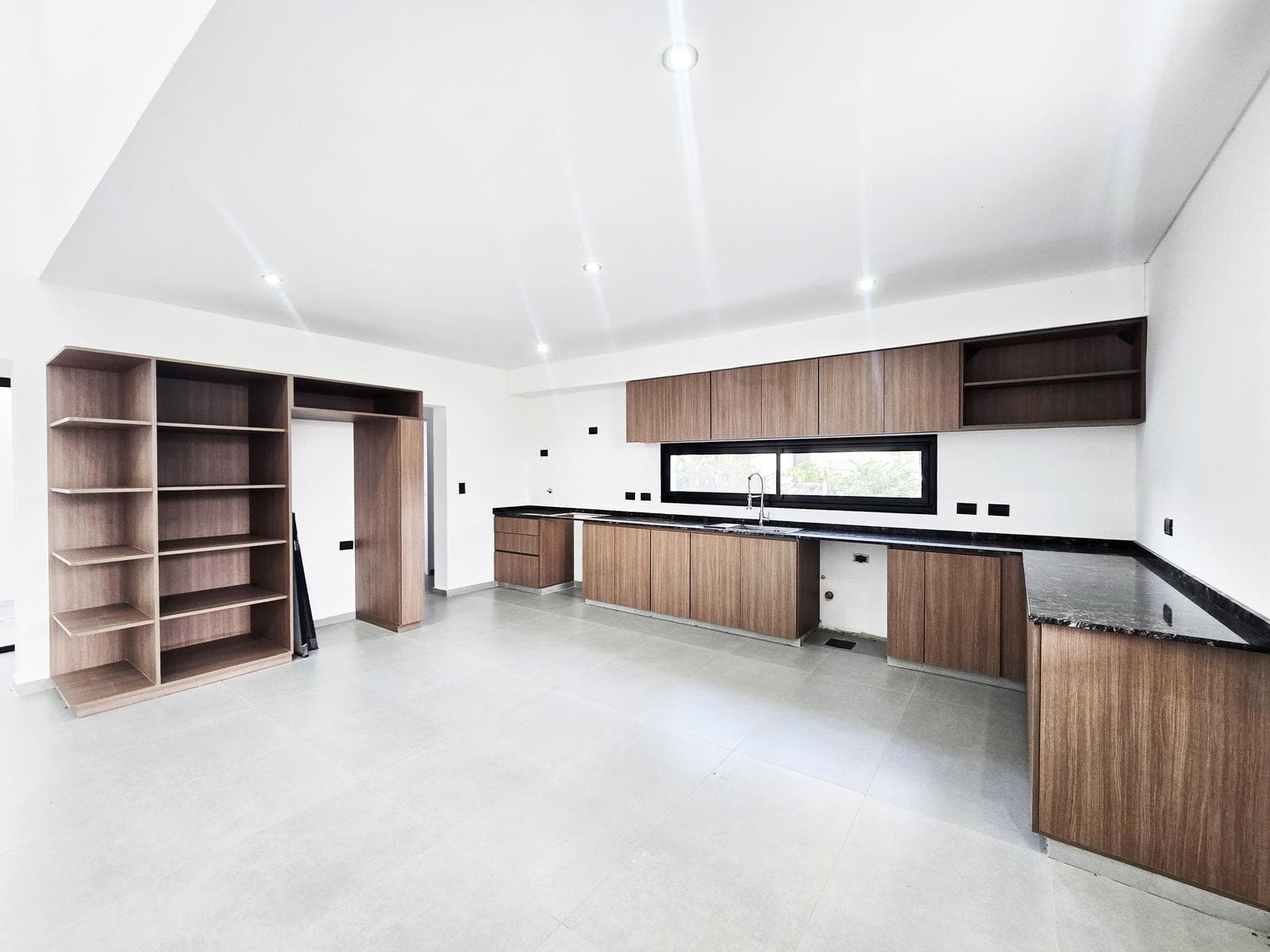 5-Room House at Medal Country Club, Pilar