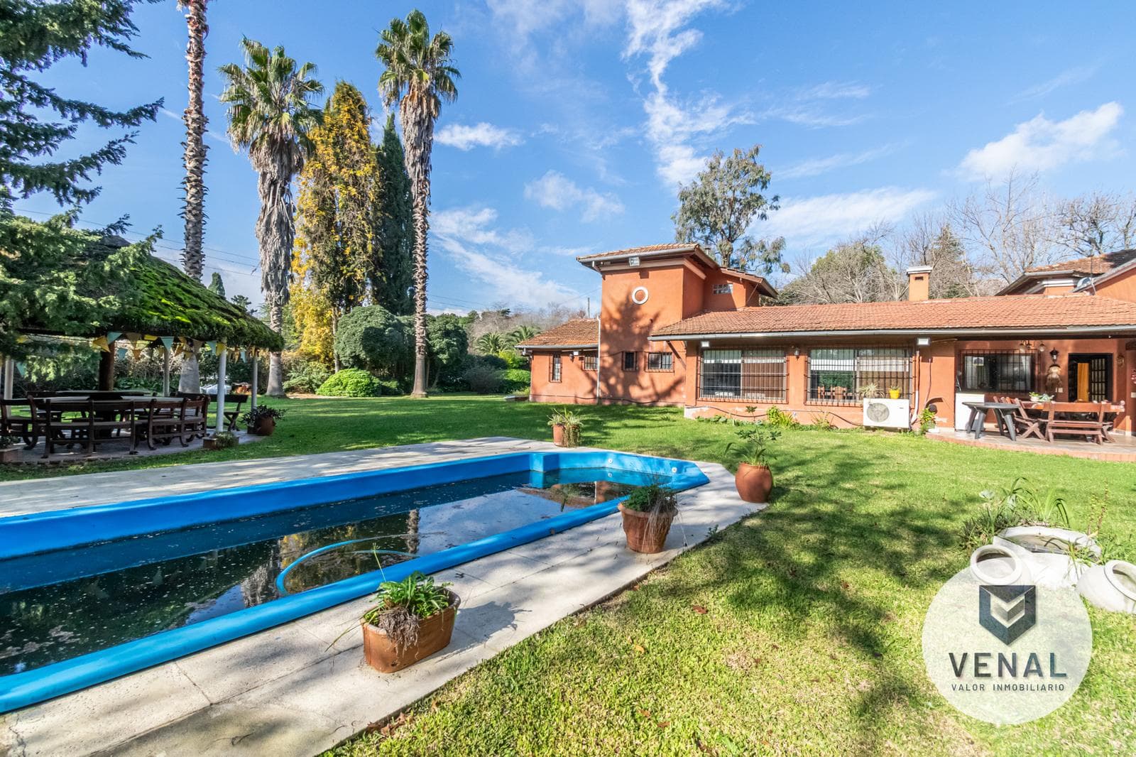 House for sale in the El Cazador Escobar neighborhood, featuring 6 rooms, a pool, and a barbecue area; 3 bedrooms, 6 rooms