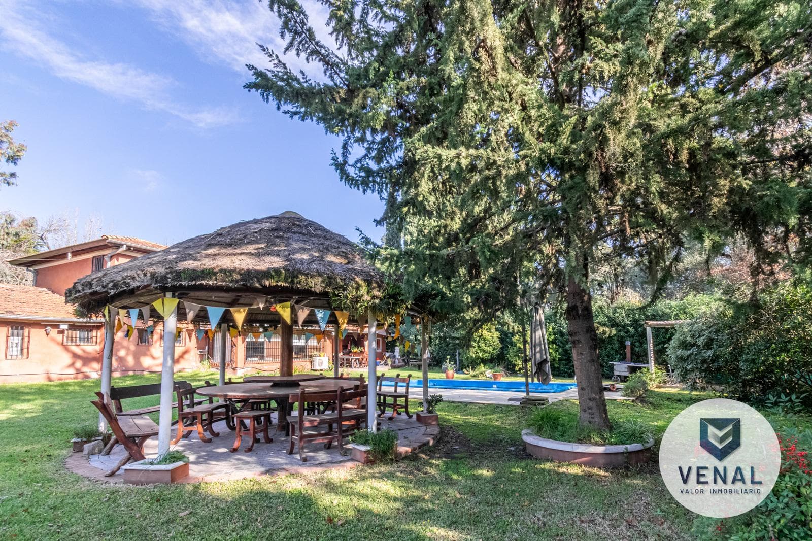 House for sale in the El Cazador Escobar neighborhood, featuring 6 rooms, a pool, and a barbecue area; 3 bedrooms, 6 rooms