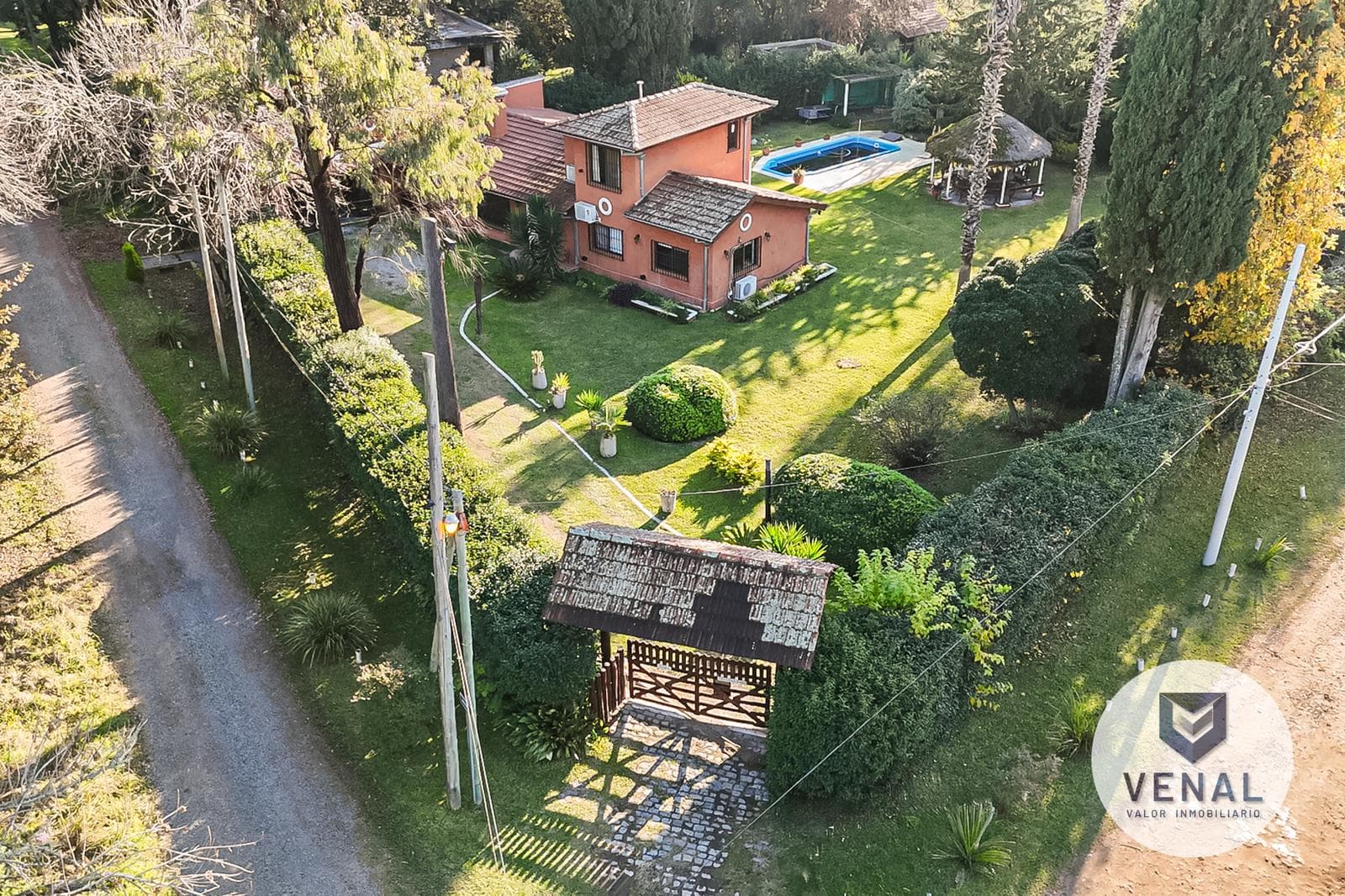 House for sale in the El Cazador Escobar neighborhood, featuring 6 rooms, a pool, and a barbecue area; 3 bedrooms, 6 rooms