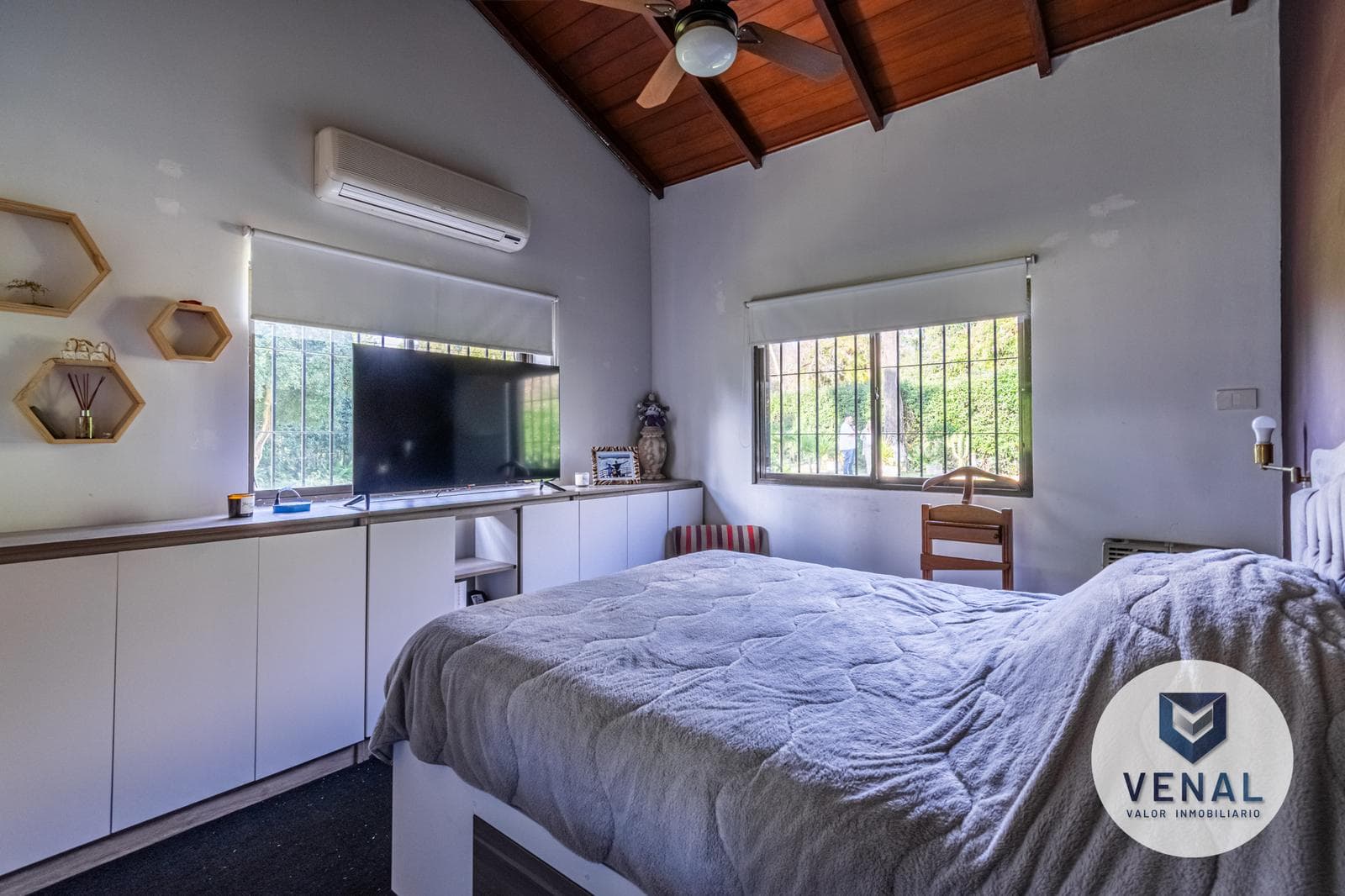 House for sale in the El Cazador Escobar neighborhood, featuring 6 rooms, a pool, and a barbecue area; 3 bedrooms, 6 rooms