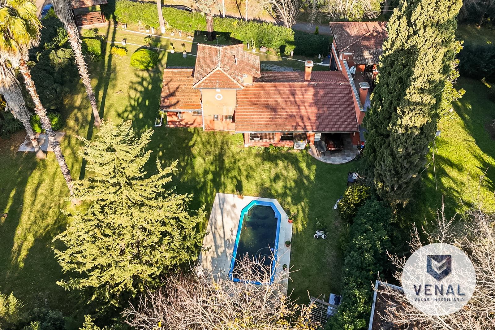 House for sale in the El Cazador Escobar neighborhood, featuring 6 rooms, a pool, and a barbecue area; 3 bedrooms, 6 rooms