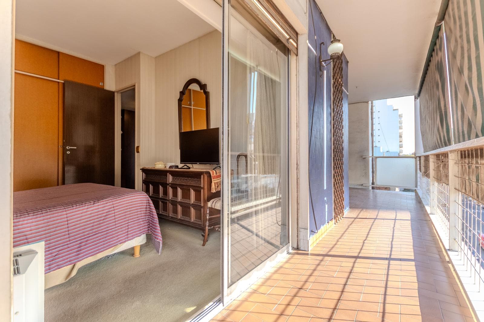 Beautiful apartment with a wrap-around balcony, garage, and 4 bedrooms in the heart of the Flores neighborhood