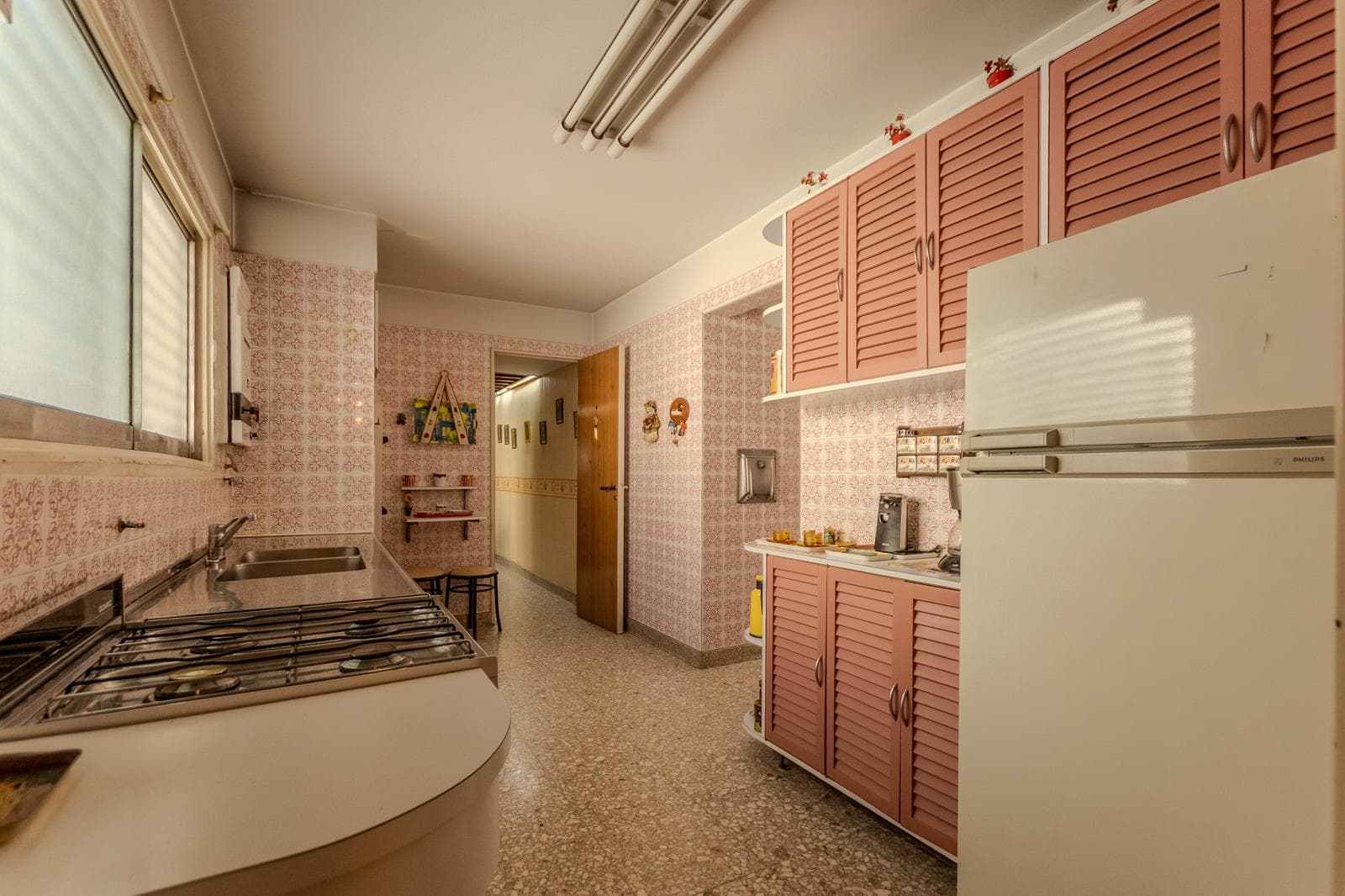 Beautiful apartment with a wrap-around balcony, garage, and 4 bedrooms in the heart of the Flores neighborhood