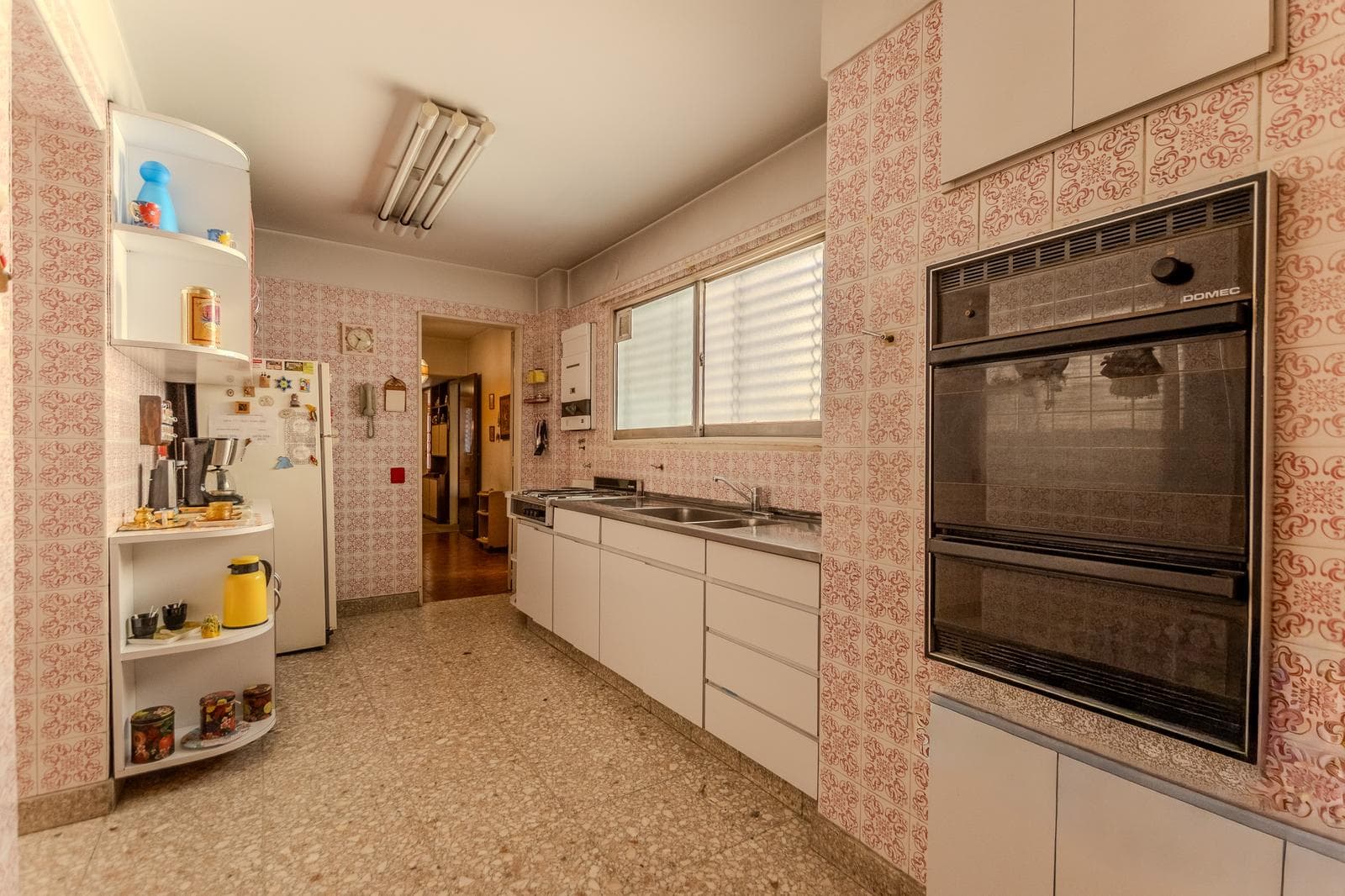 Beautiful apartment with a wrap-around balcony, garage, and 4 bedrooms in the heart of the Flores neighborhood
