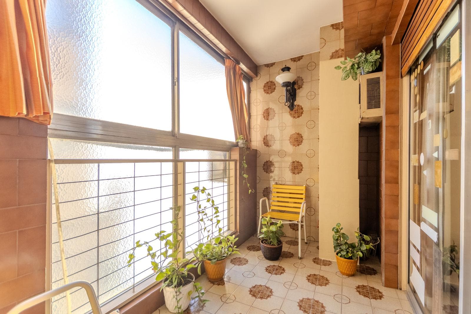 Beautiful apartment with a wrap-around balcony, garage, and 4 bedrooms in the heart of the Flores neighborhood