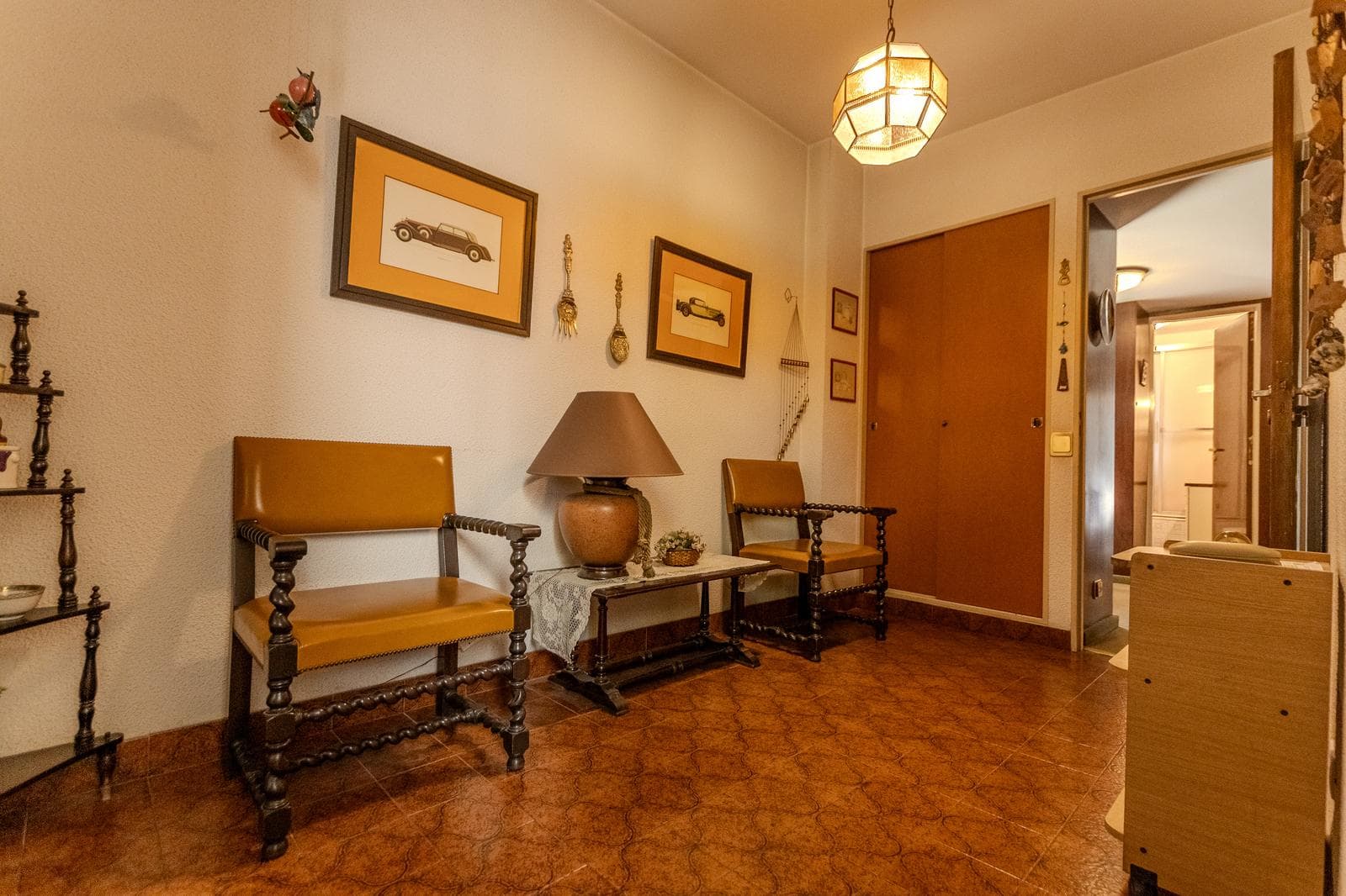 Beautiful apartment with a wrap-around balcony, garage, and 4 bedrooms in the heart of the Flores neighborhood