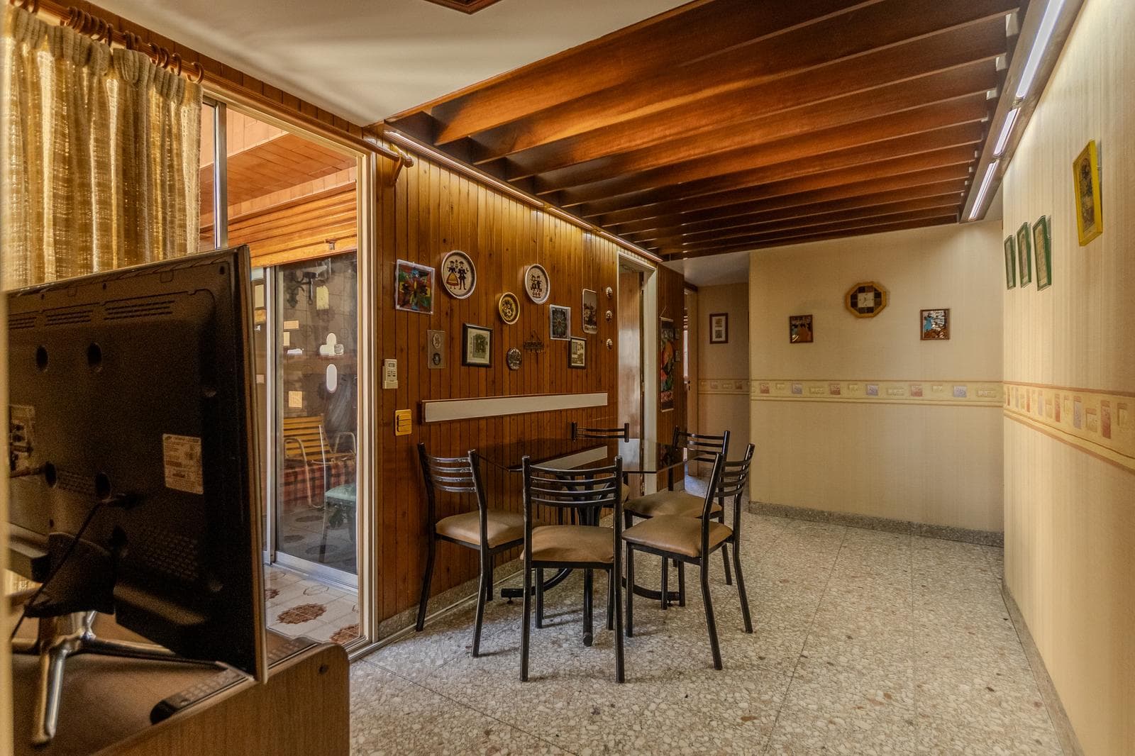 Beautiful apartment with a wrap-around balcony, garage, and 4 bedrooms in the heart of the Flores neighborhood