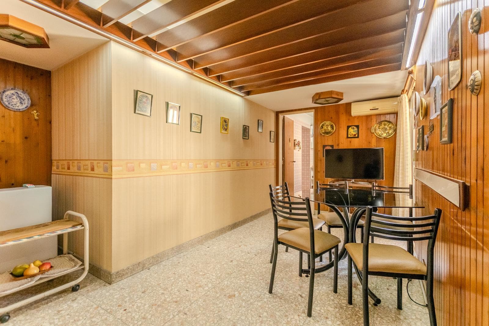 Beautiful apartment with a wrap-around balcony, garage, and 4 bedrooms in the heart of the Flores neighborhood