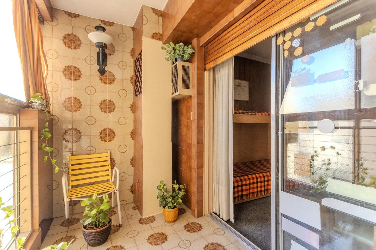 Beautiful apartment with a wrap-around balcony, garage, and 4 bedrooms in the heart of the Flores neighborhood