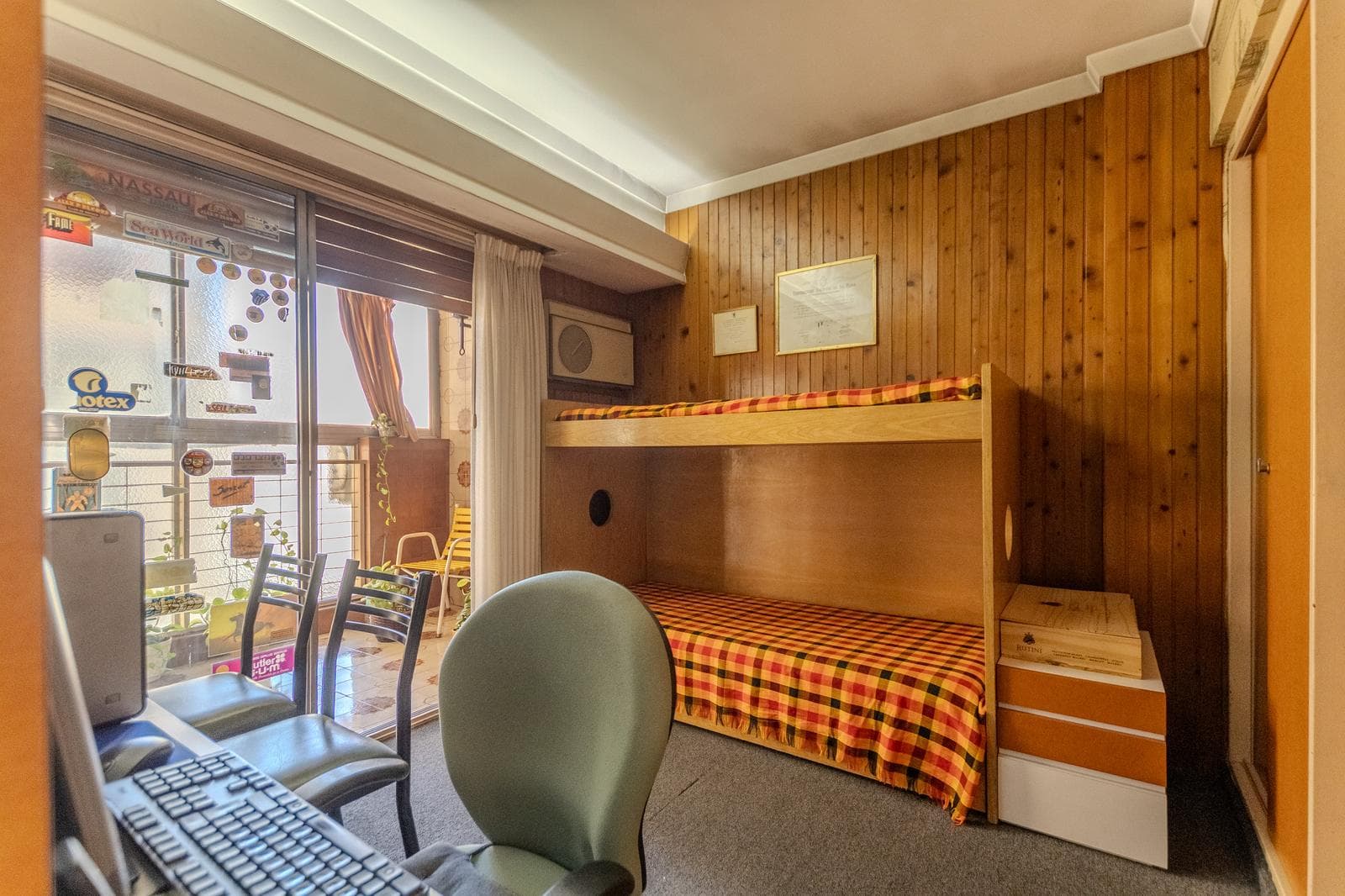 Beautiful apartment with a wrap-around balcony, garage, and 4 bedrooms in the heart of the Flores neighborhood
