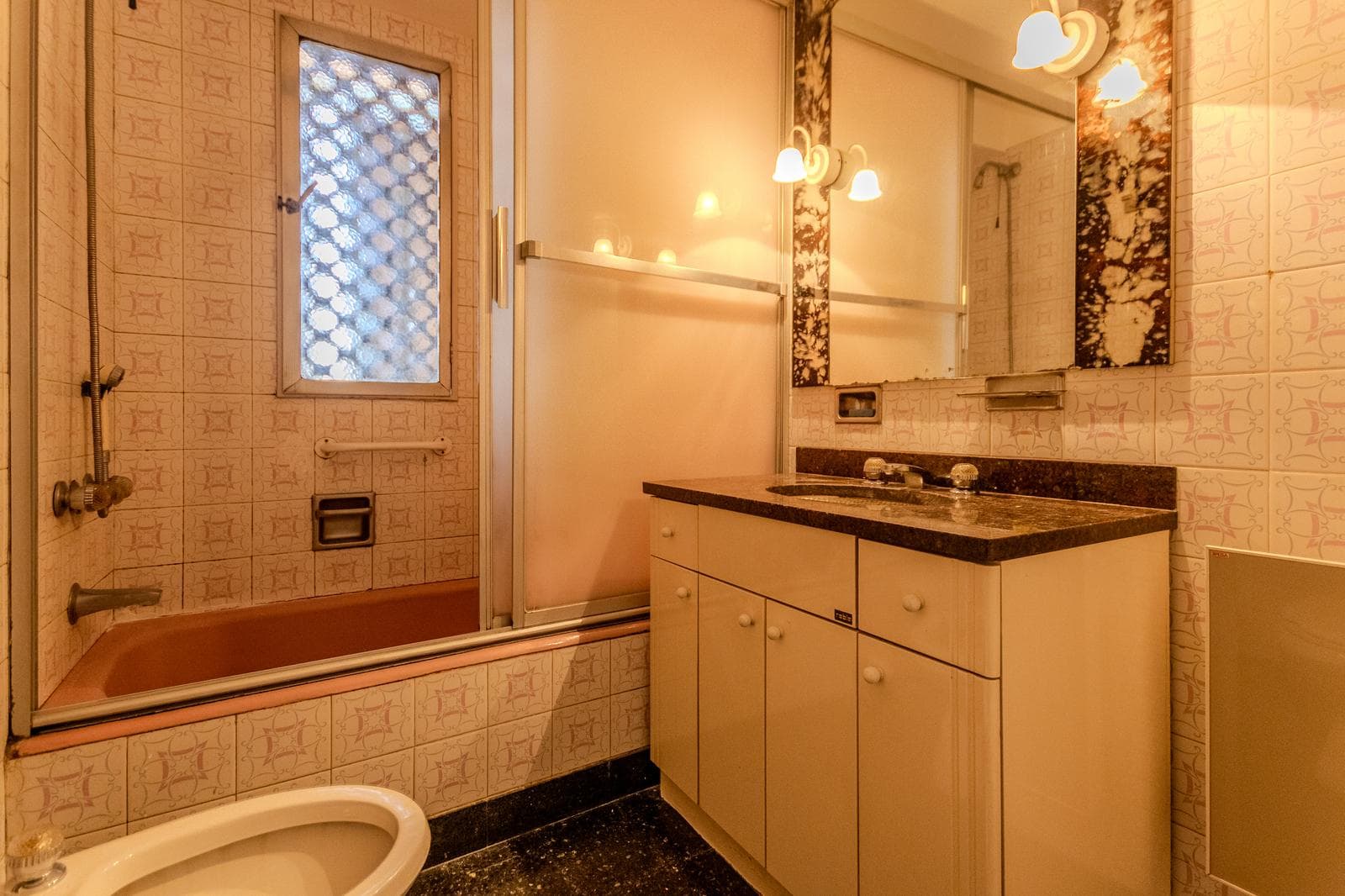 Beautiful apartment with a wrap-around balcony, garage, and 4 bedrooms in the heart of the Flores neighborhood