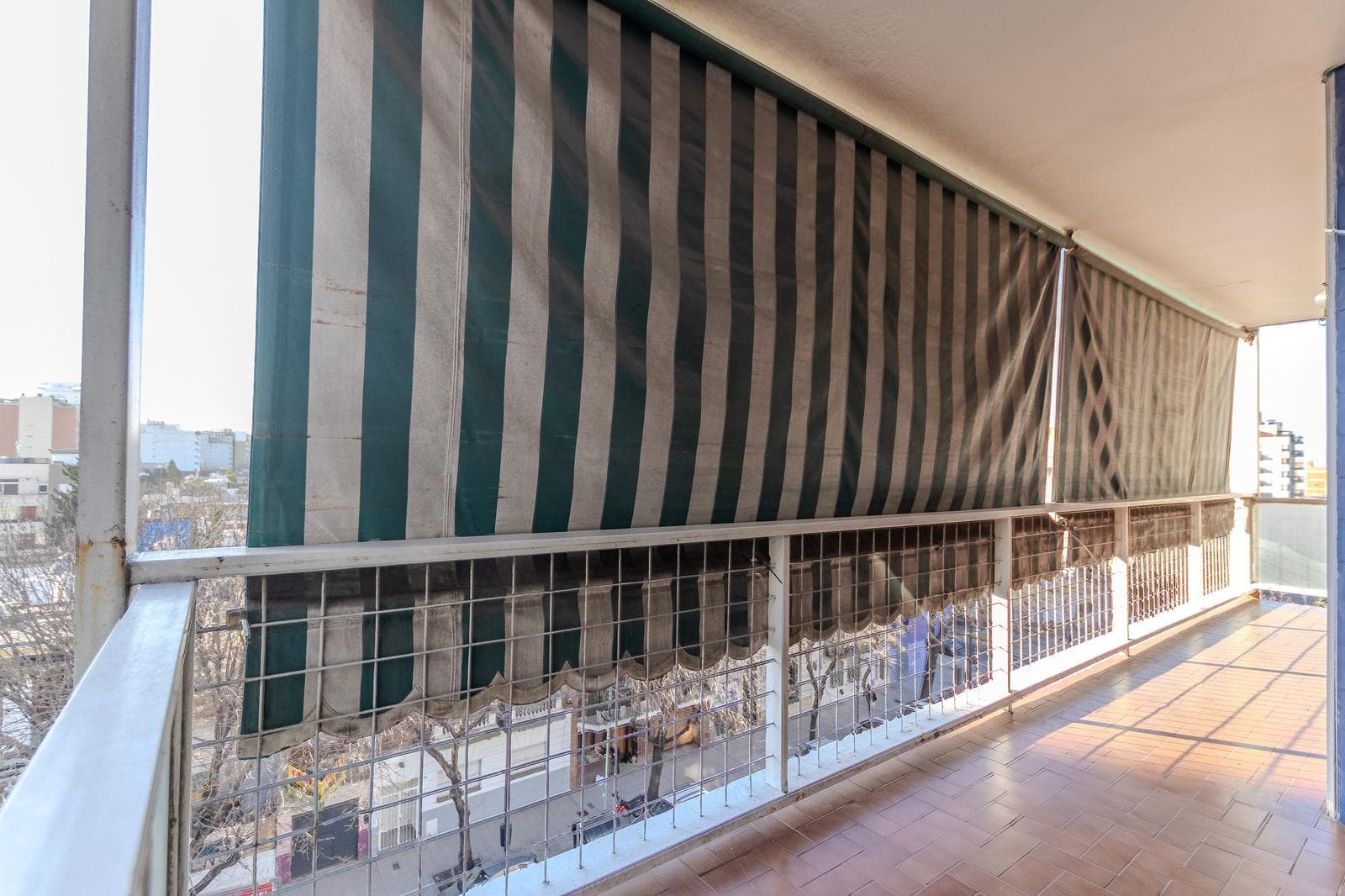 Beautiful apartment with a wrap-around balcony, garage, and 4 bedrooms in the heart of the Flores neighborhood