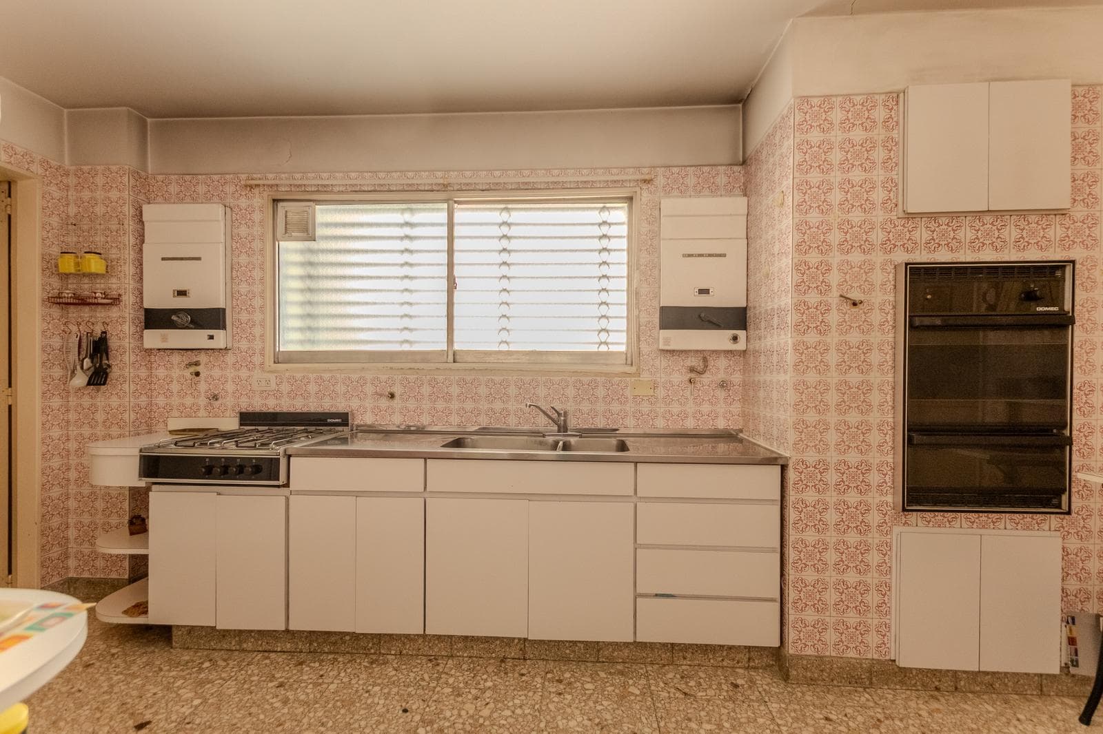 Beautiful apartment with a wrap-around balcony, garage, and 4 bedrooms in the heart of the Flores neighborhood