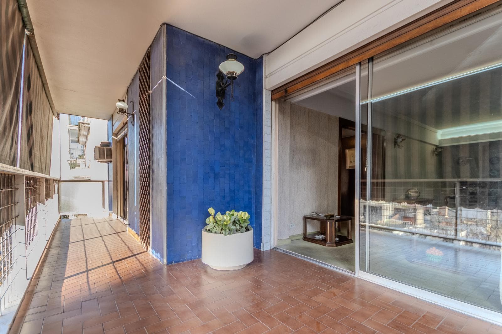 Beautiful apartment with a wrap-around balcony, garage, and 4 bedrooms in the heart of the Flores neighborhood