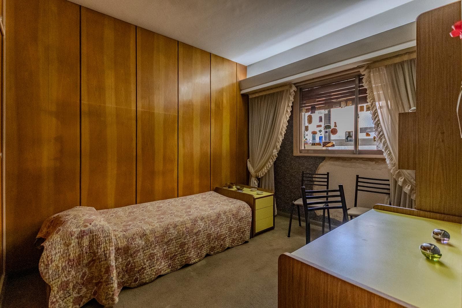 Beautiful apartment with a wrap-around balcony, garage, and 4 bedrooms in the heart of the Flores neighborhood