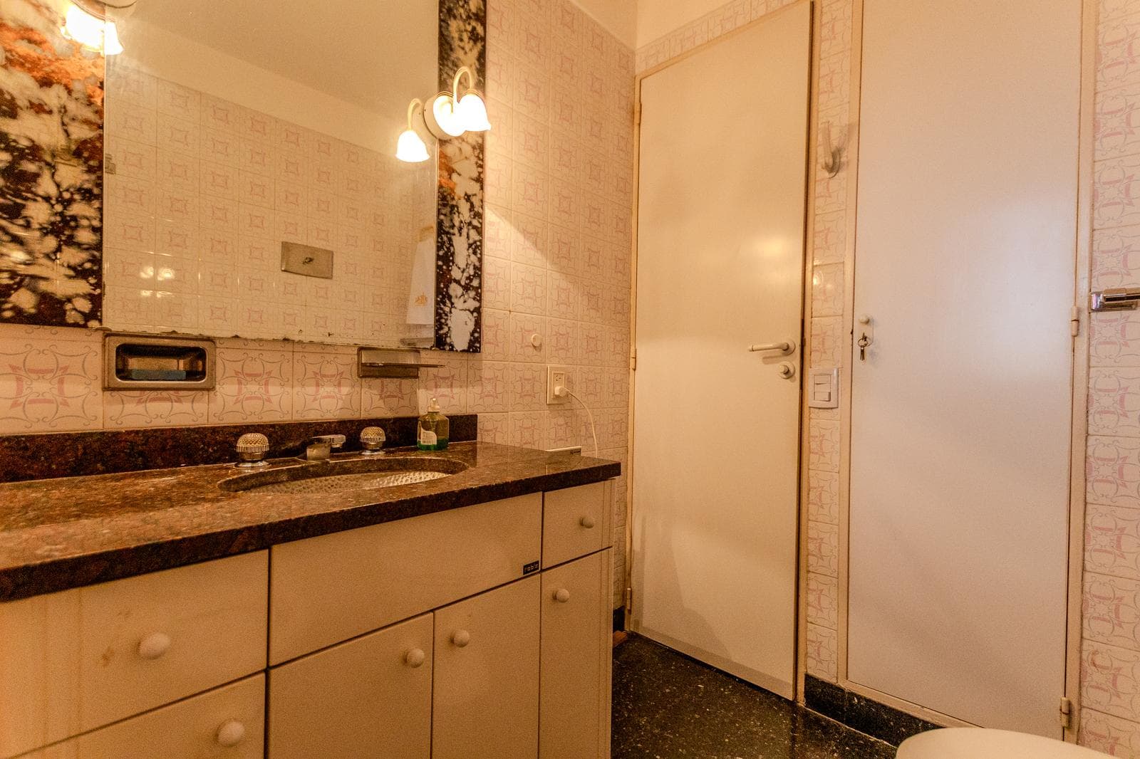 Beautiful apartment with a wrap-around balcony, garage, and 4 bedrooms in the heart of the Flores neighborhood