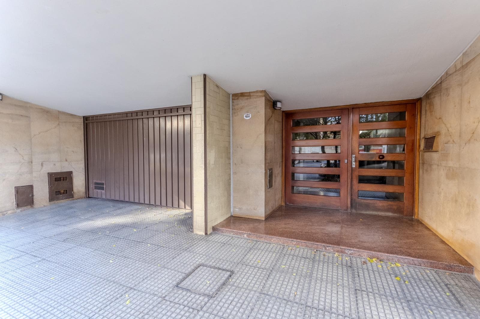 Beautiful apartment with a wrap-around balcony, garage, and 4 bedrooms in the heart of the Flores neighborhood