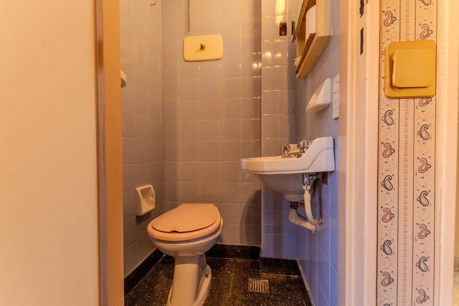 Beautiful apartment with a wrap-around balcony, garage, and 4 bedrooms in the heart of the Flores neighborhood