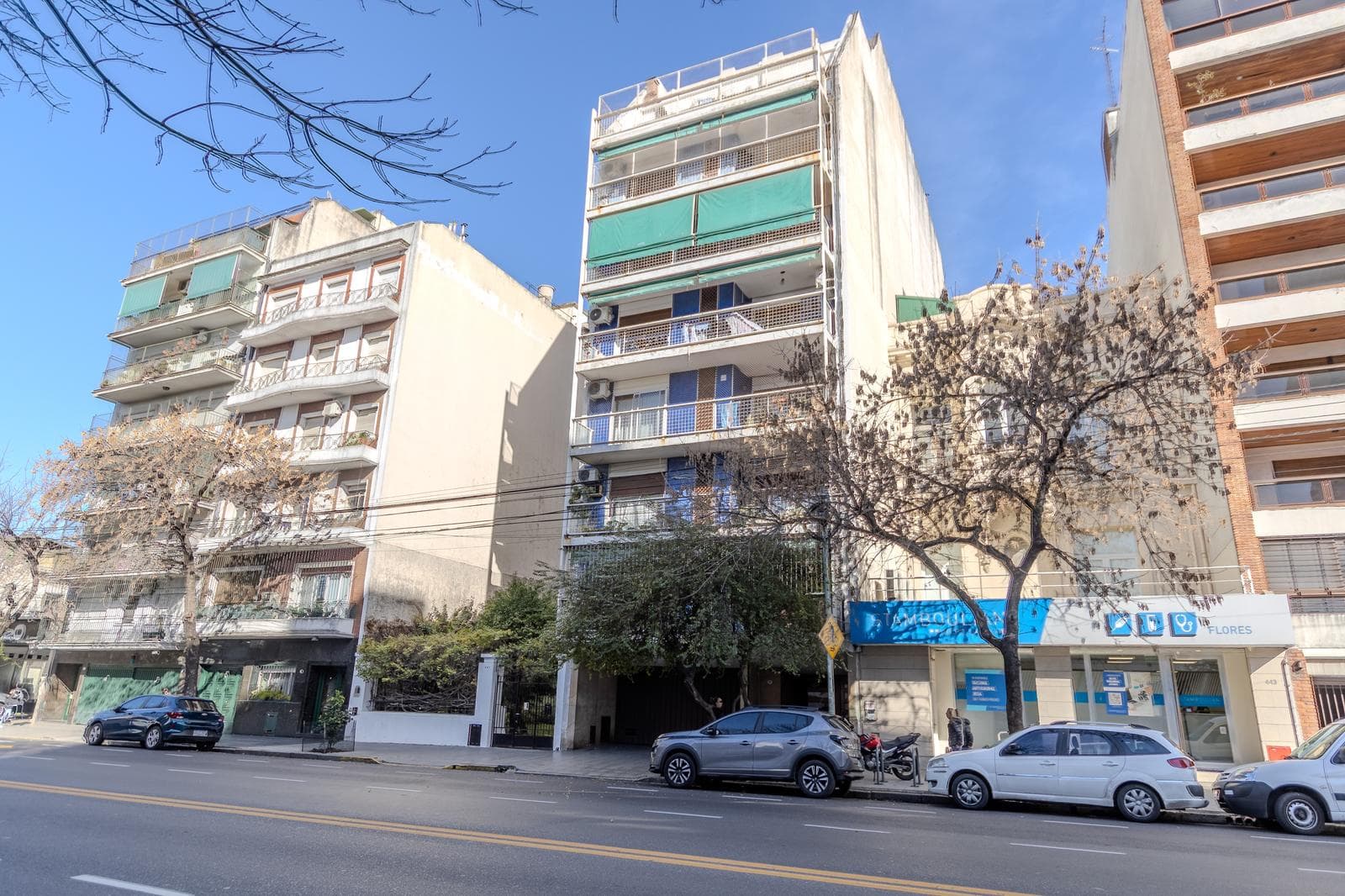 Beautiful apartment with a wrap-around balcony, garage, and 4 bedrooms in the heart of the Flores neighborhood