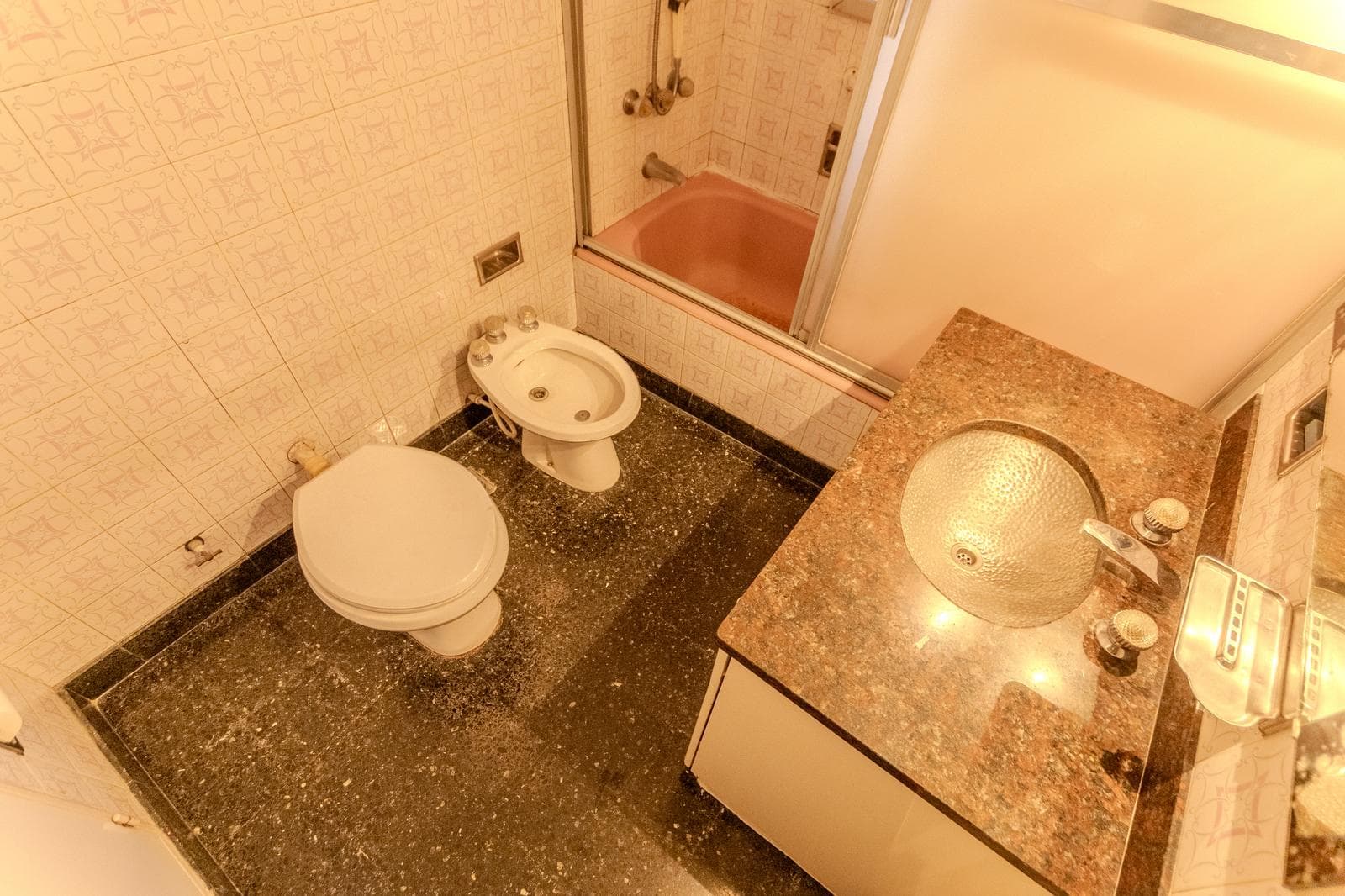 Beautiful apartment with a wrap-around balcony, garage, and 4 bedrooms in the heart of the Flores neighborhood
