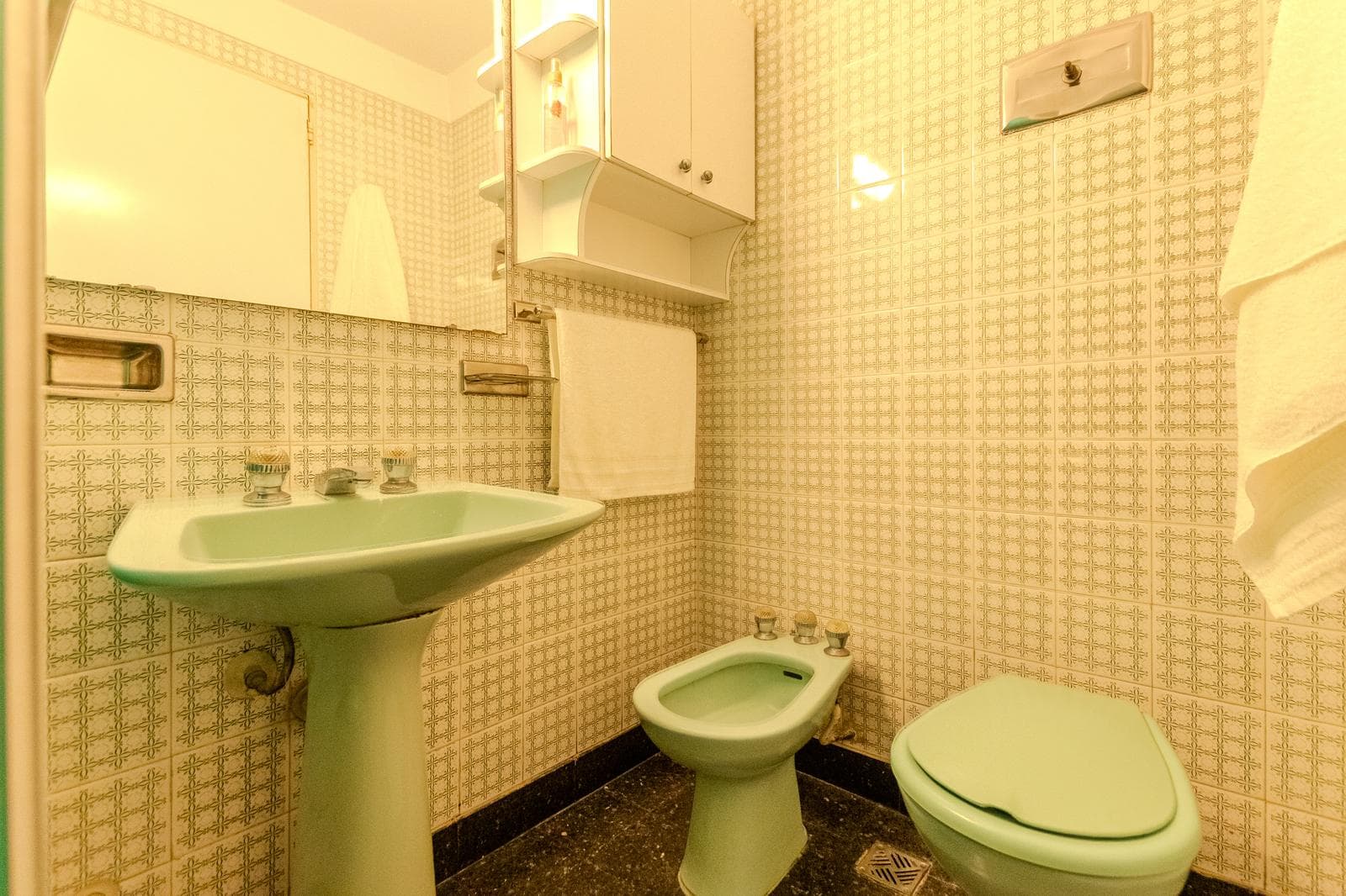 Beautiful apartment with a wrap-around balcony, garage, and 4 bedrooms in the heart of the Flores neighborhood