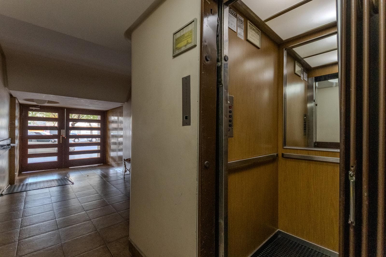 Beautiful apartment with a wrap-around balcony, garage, and 4 bedrooms in the heart of the Flores neighborhood