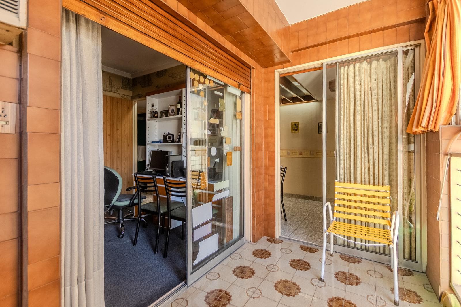 Beautiful apartment with a wrap-around balcony, garage, and 4 bedrooms in the heart of the Flores neighborhood