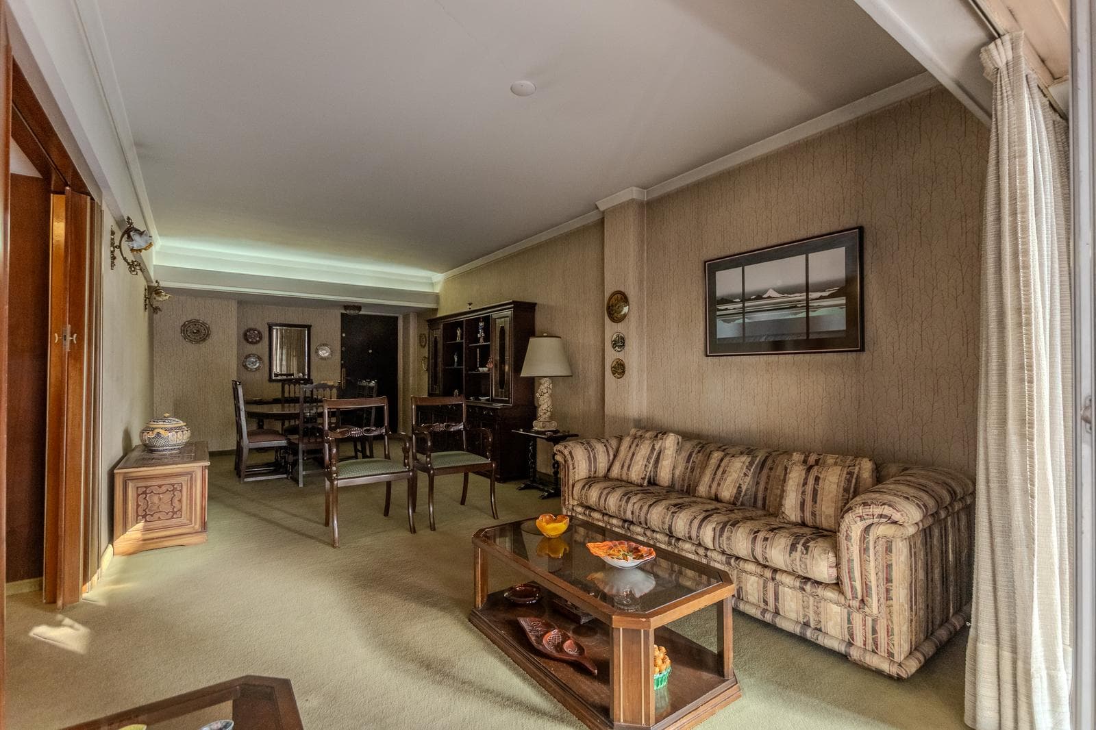 Beautiful apartment with a wrap-around balcony, garage, and 4 bedrooms in the heart of the Flores neighborhood