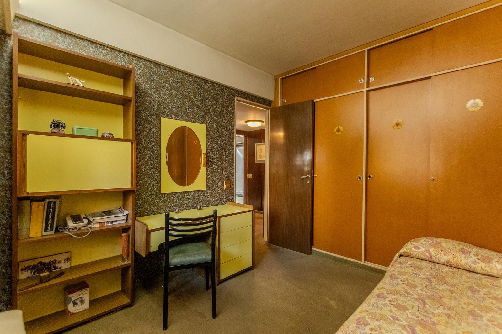 Beautiful apartment with a wrap-around balcony, garage, and 4 bedrooms in the heart of the Flores neighborhood