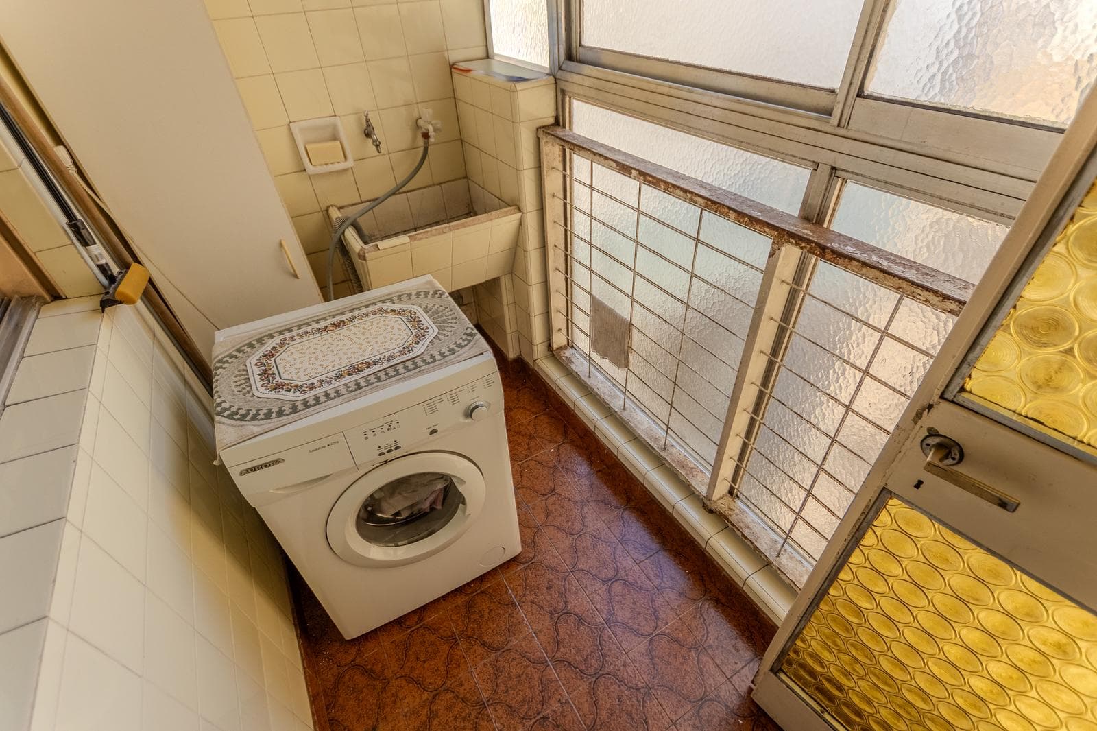 Beautiful apartment with a wrap-around balcony, garage, and 4 bedrooms in the heart of the Flores neighborhood